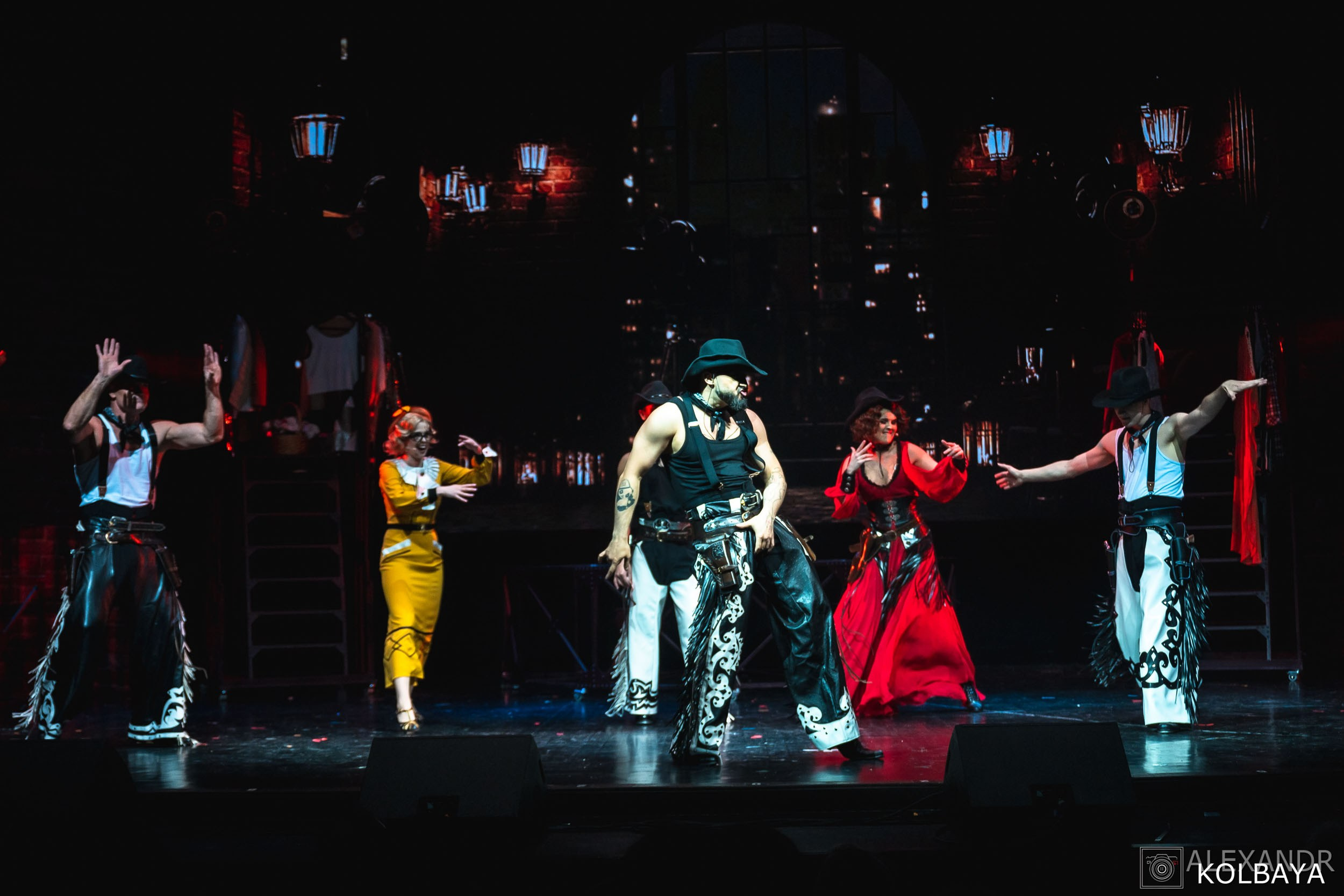 Фотографии со спектакля «Привет, я тетя Чарли». Концертный и театральный репортажный фотограф в Москве Александр Колбая