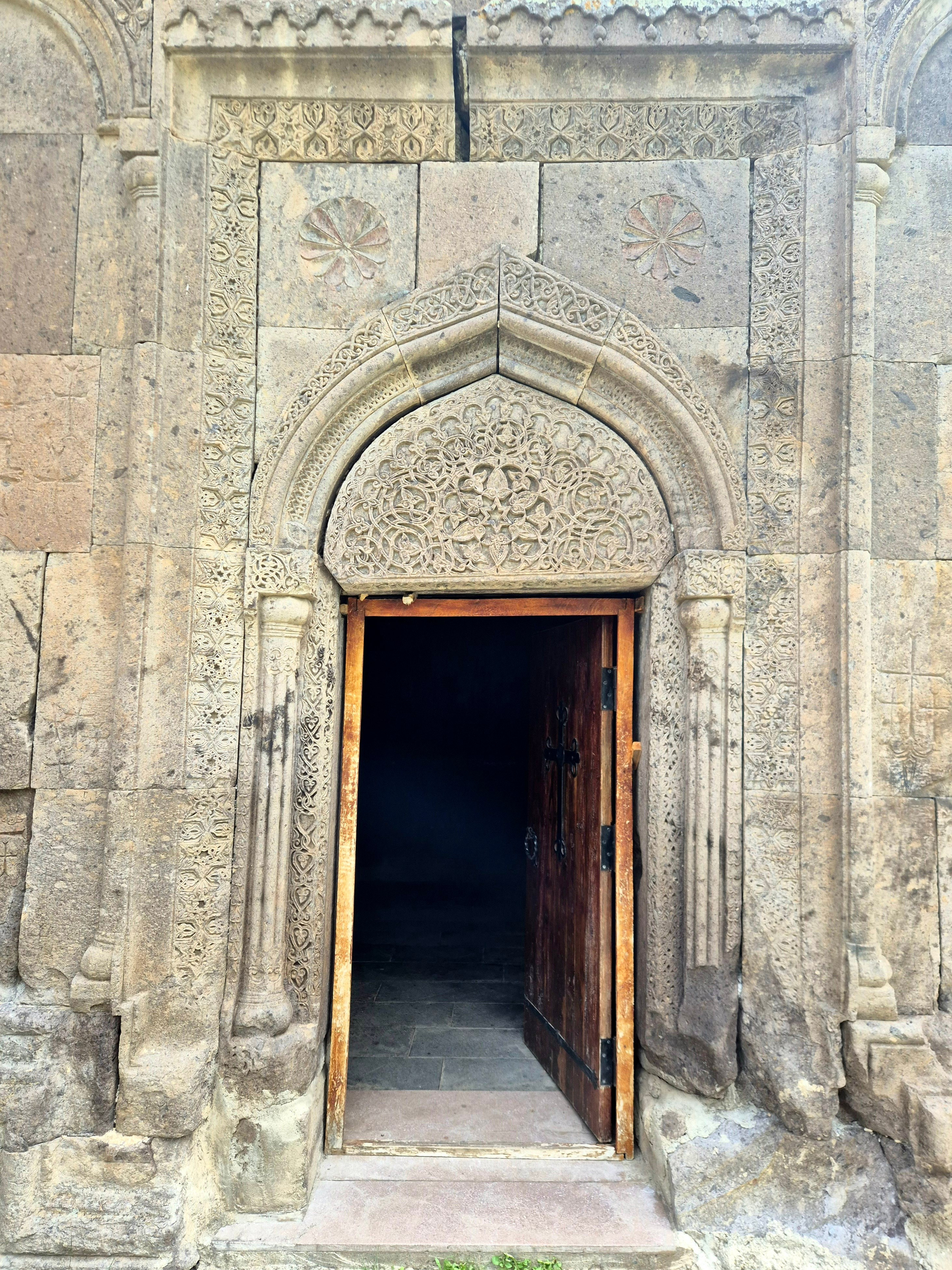 Мхитар Гош восстанавливал монастырь Гетик после разрушительного землетрясения. 