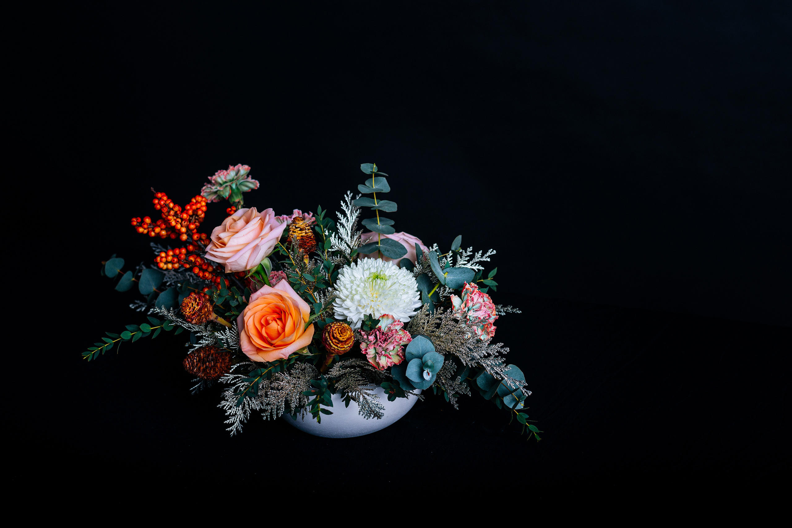 Букеты на чёрном фоне. Цветочный магазин. Репортажный фотограф в Санкт-Петербурге Анастасия Клёпова