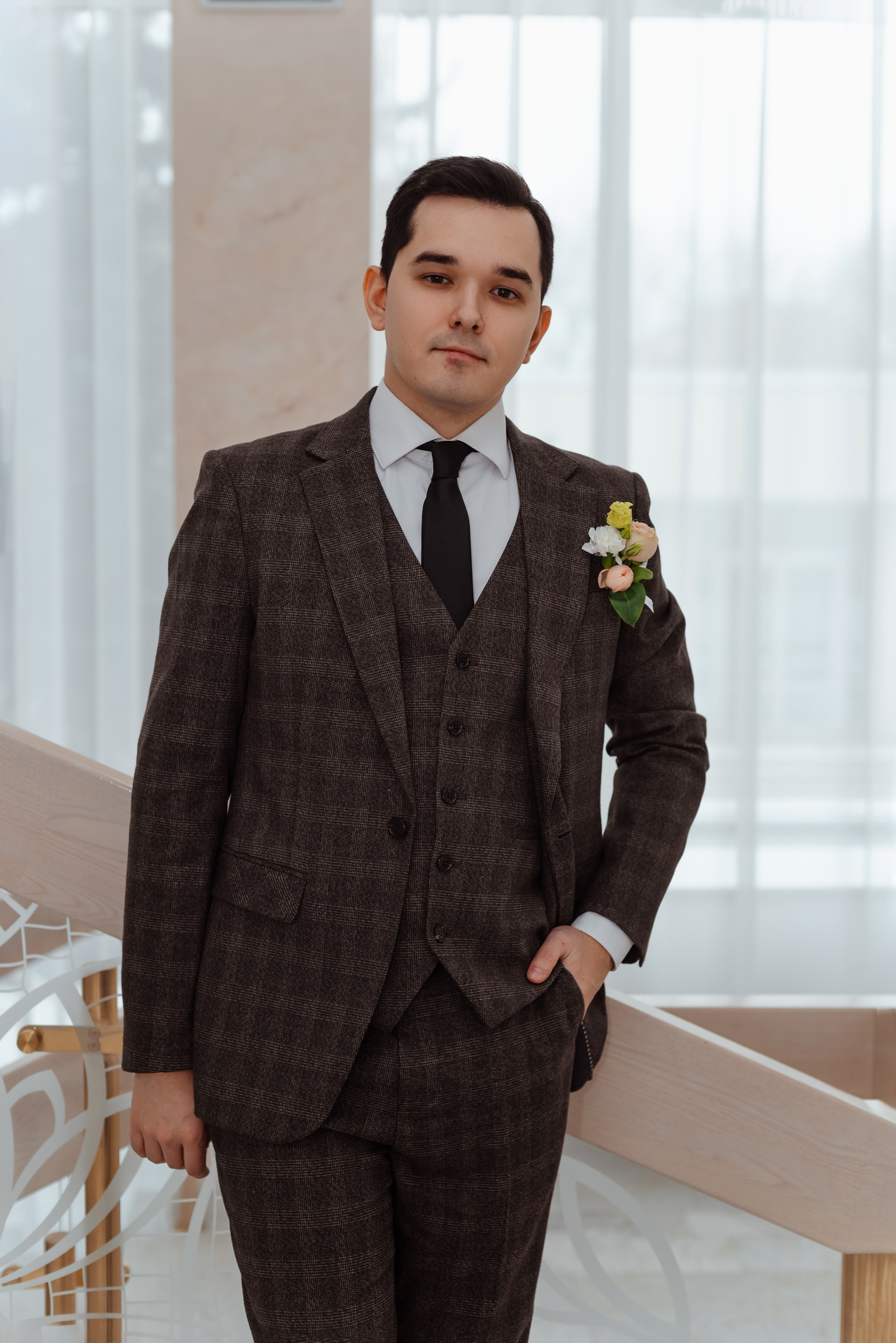 Фотография жениха в холле ЗАГСа Теремок