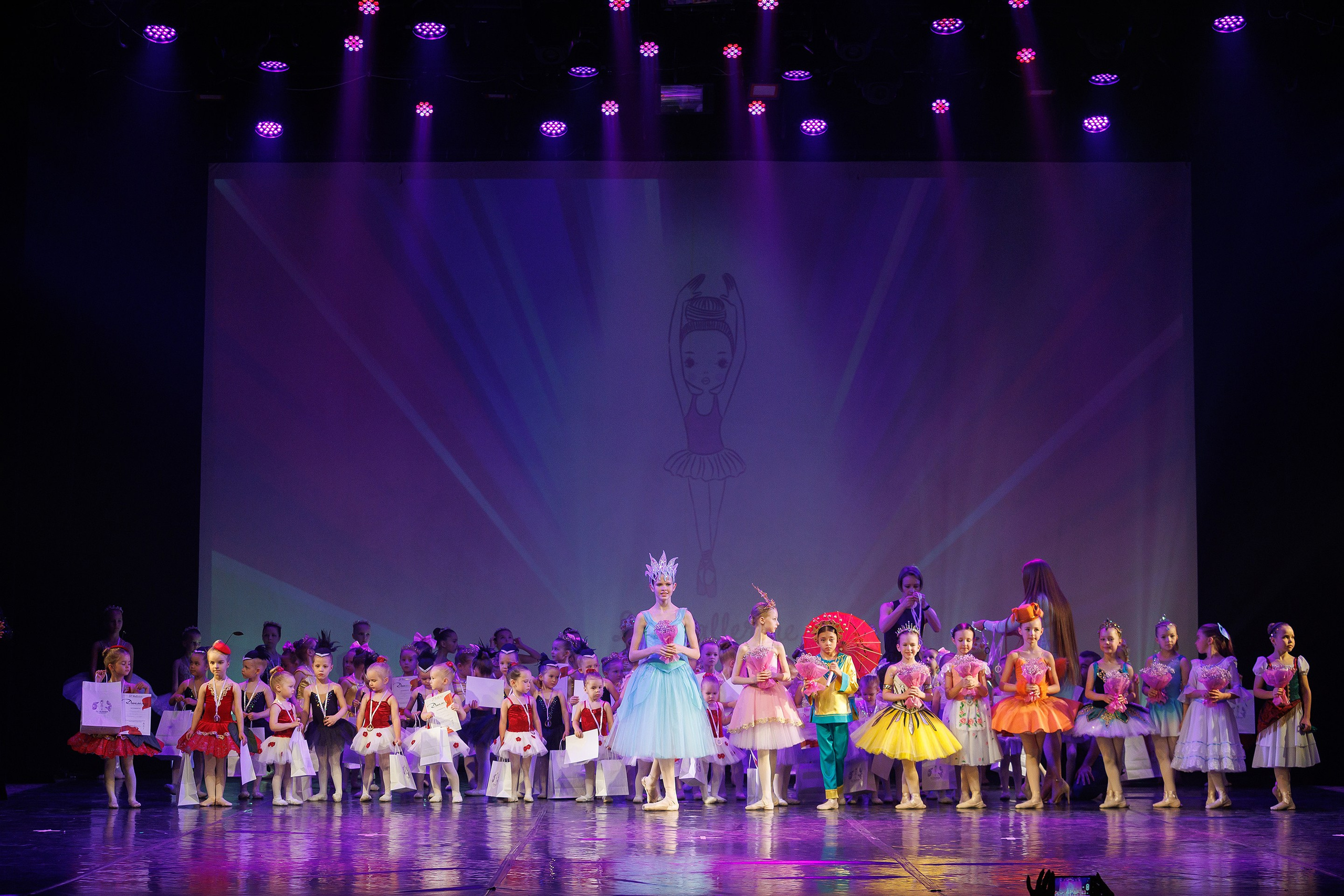 Репортажная фотосъемка отчетного концерта студии танцвев LilBallerine. Профессиональный фотограф в Новосибирске