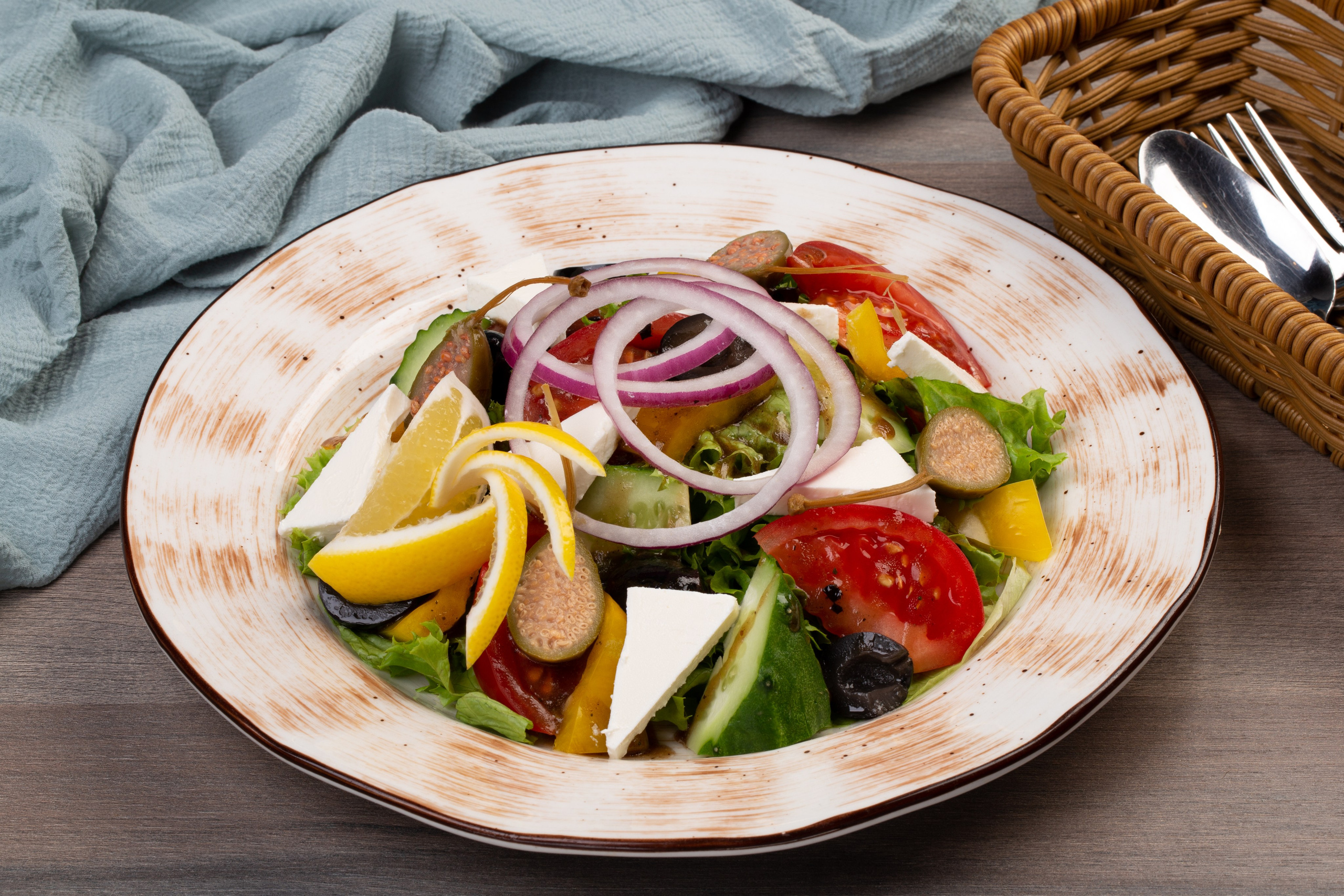 Хинкальная у реки в Сочи, съемка для сайта, салат из свежих овощей, кавказская кухня