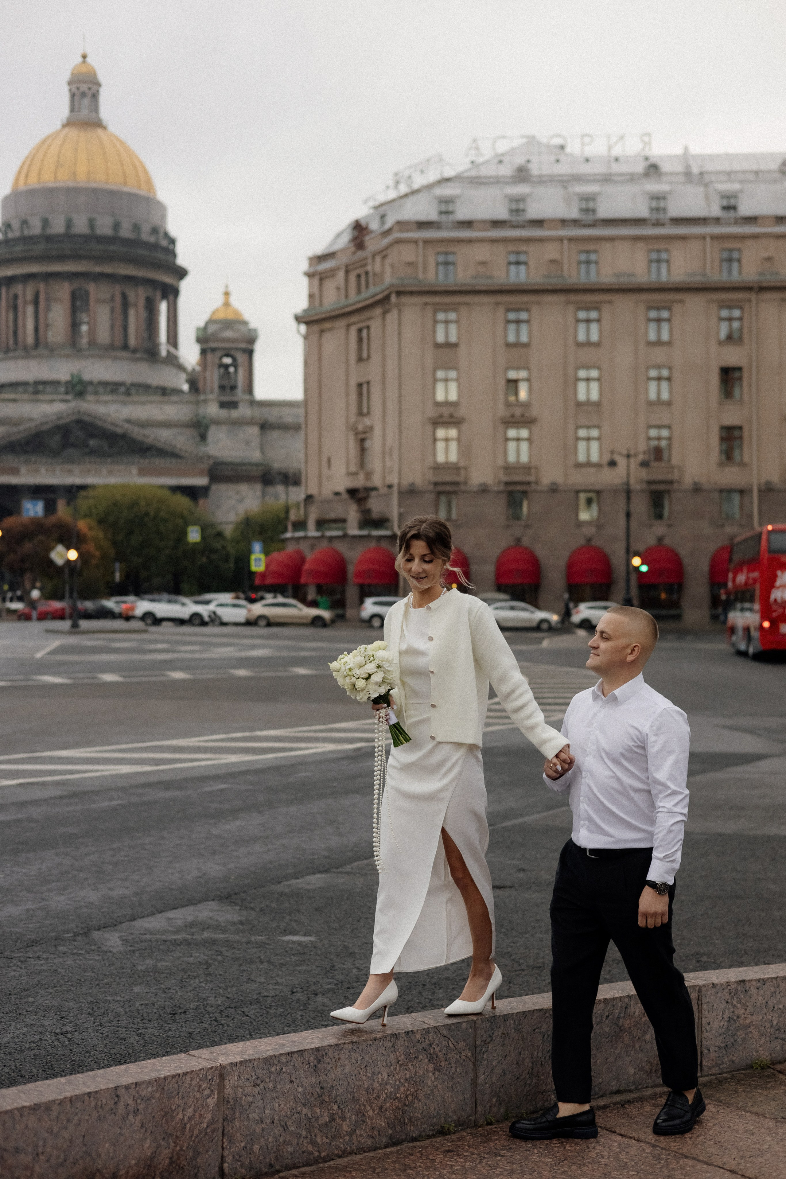 Свадебная прогулка у Исаакия. Свадебный фотограф в Санкт-Петербурге Ксения Кобышева