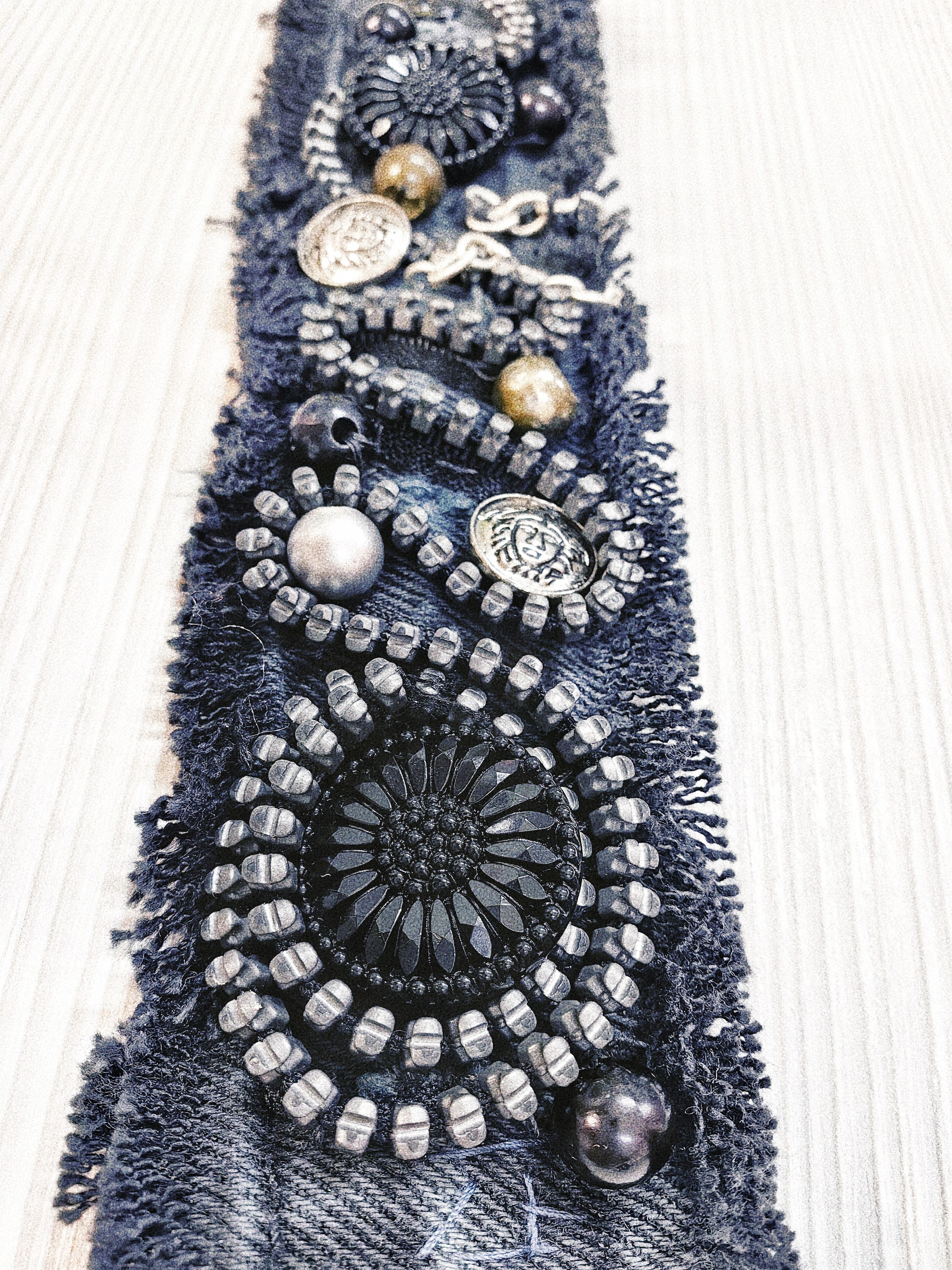 Брутальный браслет из джинсы, очень стильный, щедро декорирован металлической молнией и заклепками.