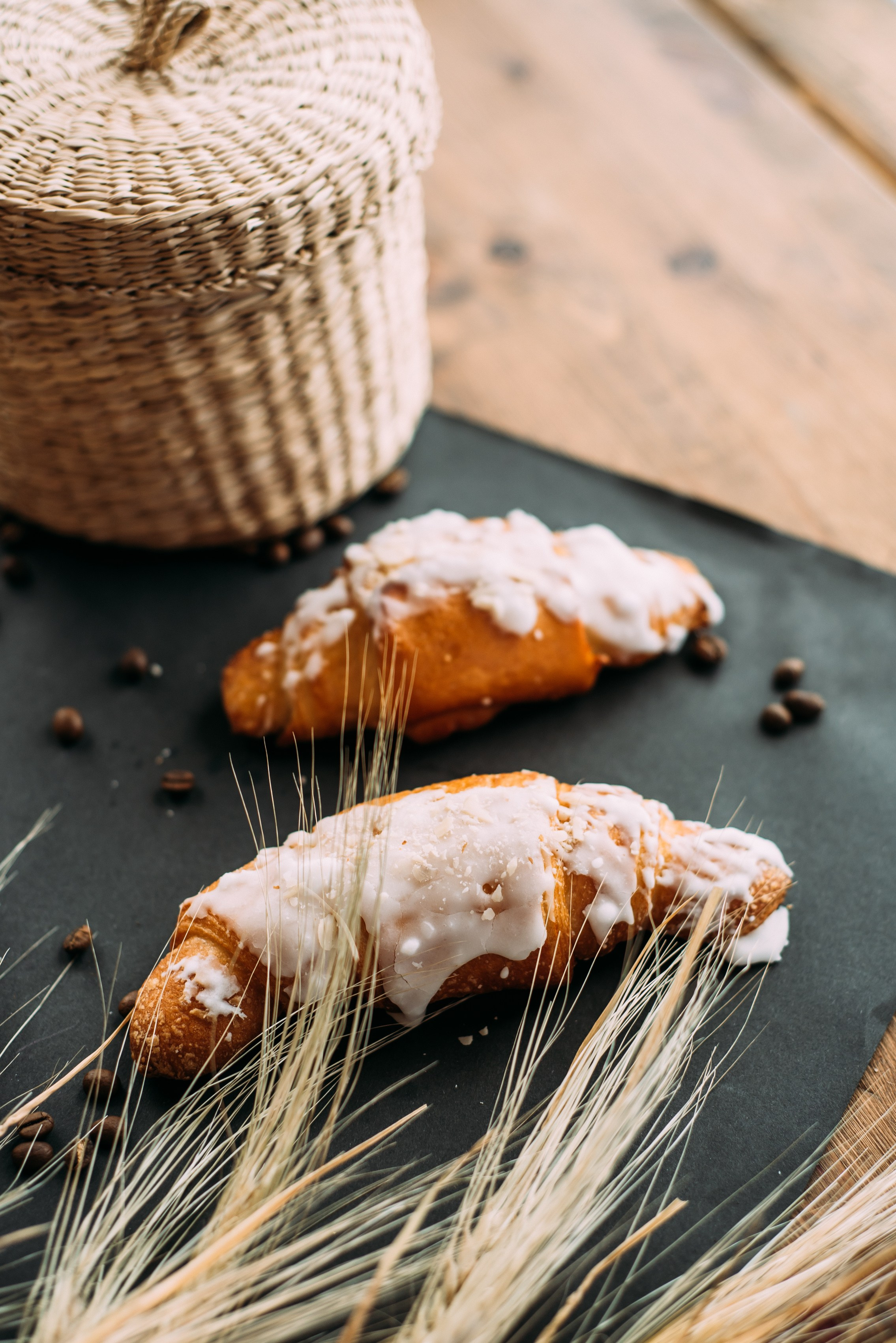 съемка для кафе кофейни, круассаны на черном фоне