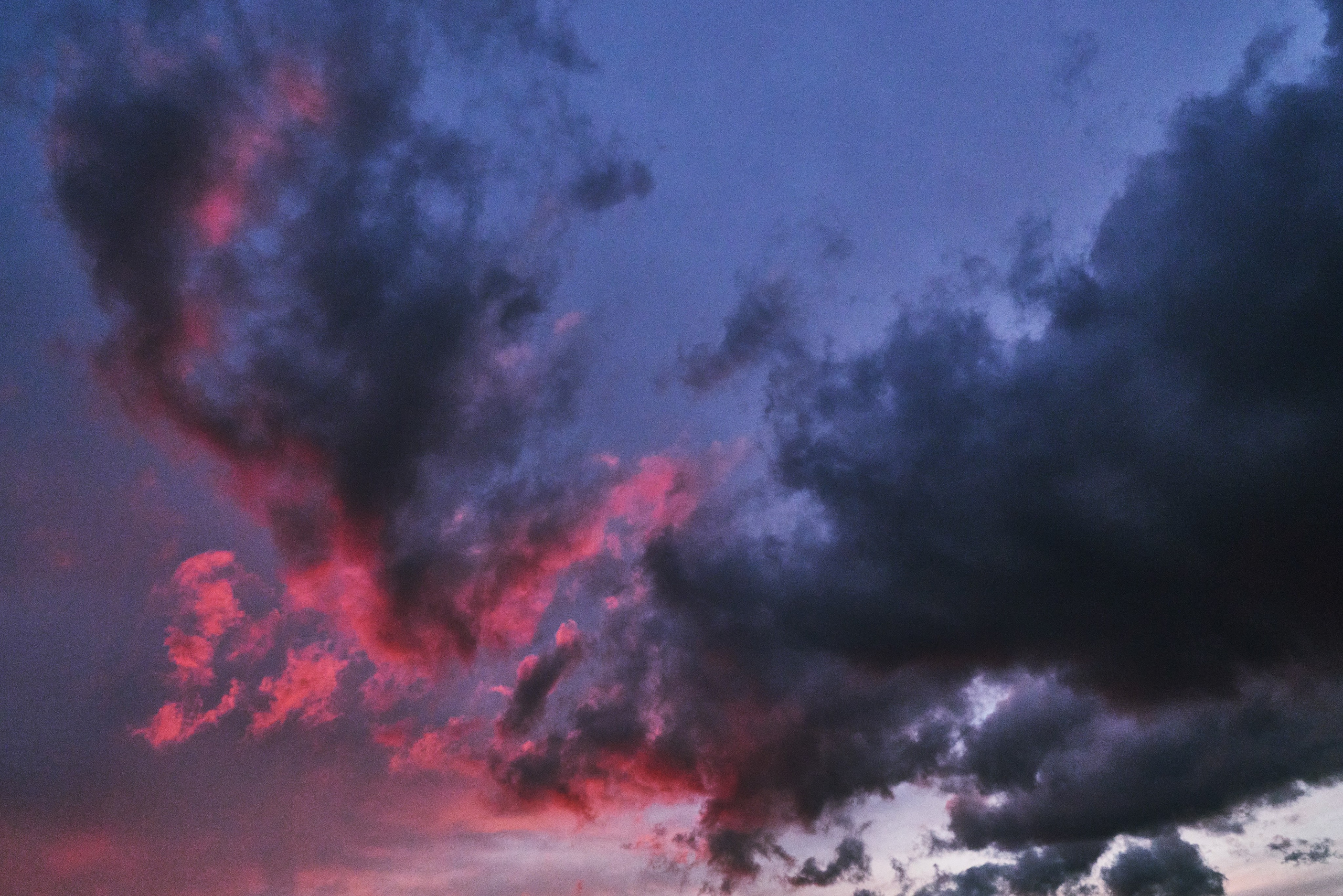 Тёмные тучи и розово-красные закатные облака