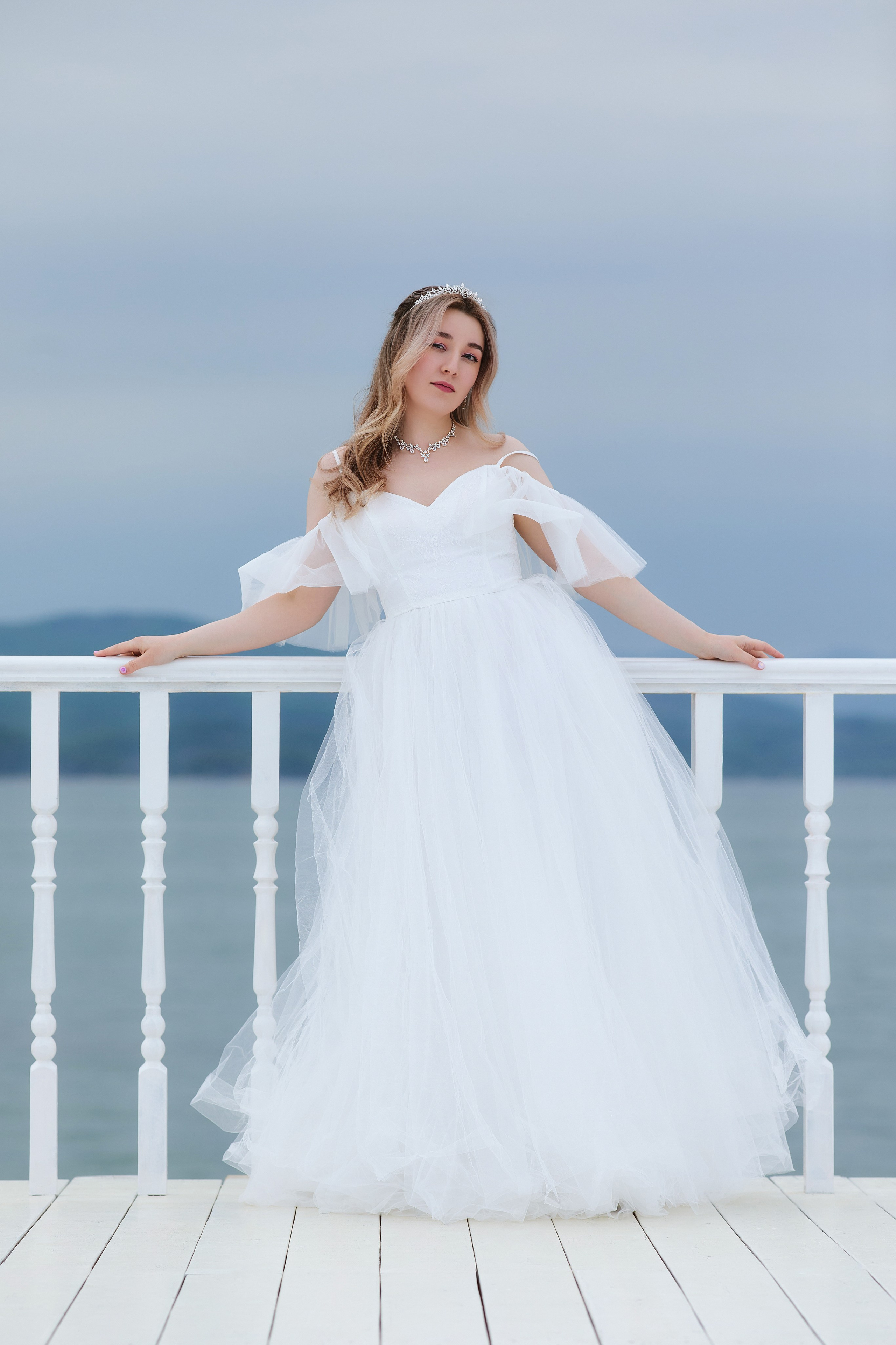 Фотосессия для невесты на белом пирсе у моря в Находке
