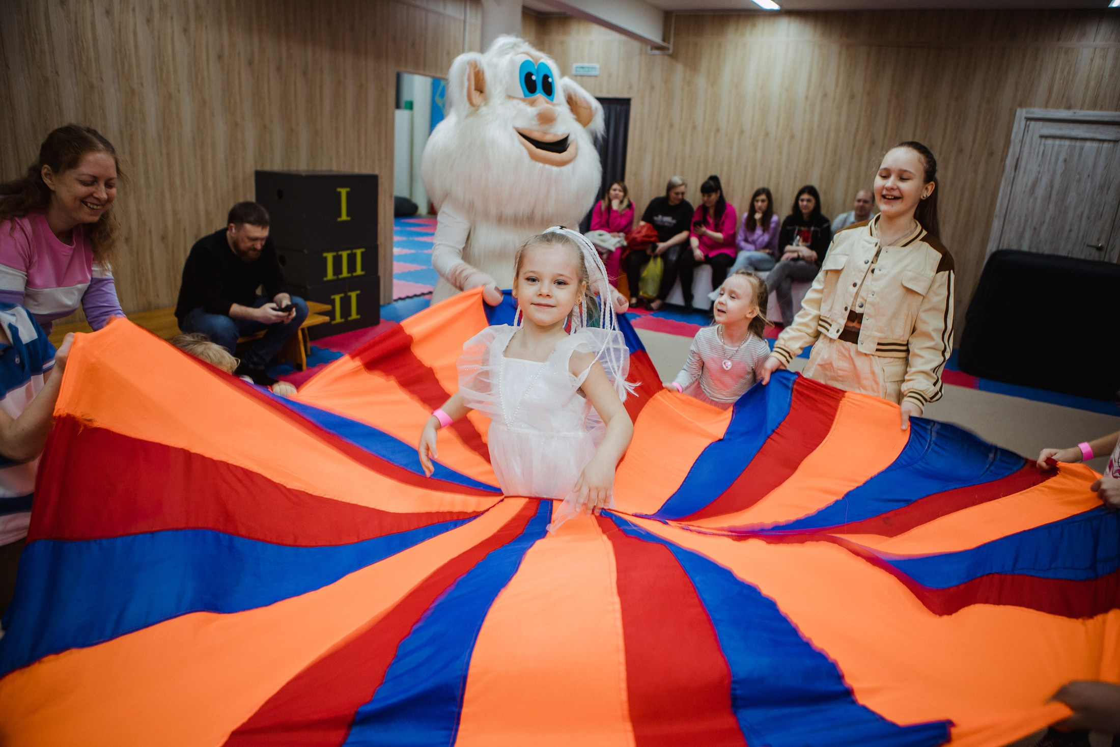Ника, 5 лет. Батутлет, Волжский. Фотографы в городе Волгограде — Людмила Агеева и Алексей Околелов