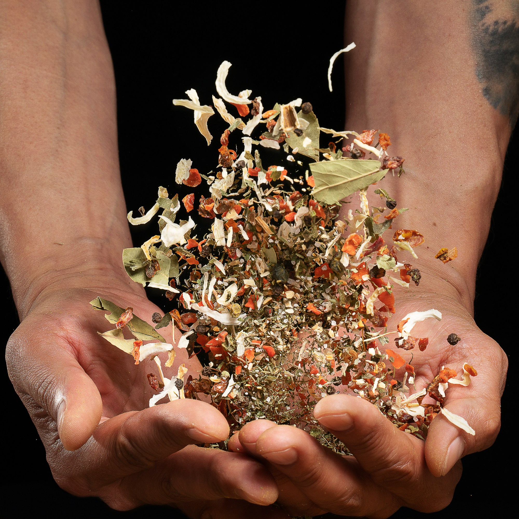 летящие специи в руках человека