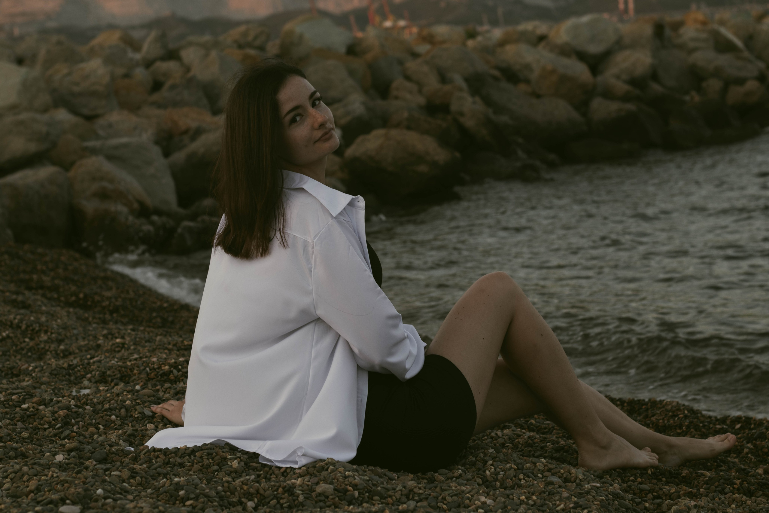 «Невесомость волн: девушка и море». Уличный фотограф Города N