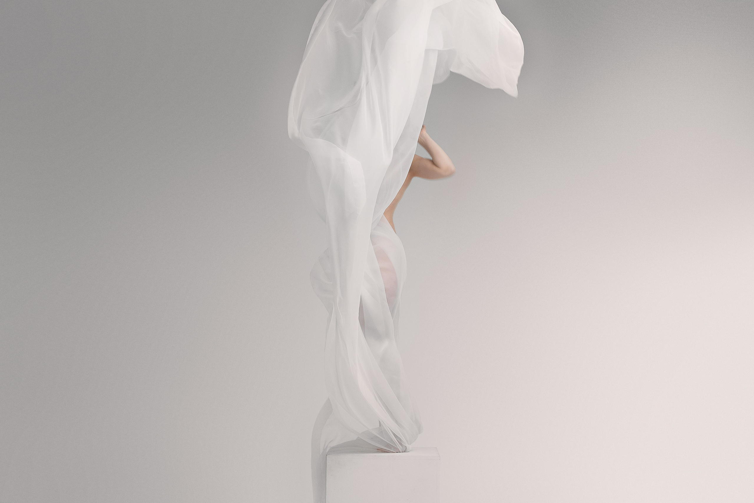 Фотосессия в студии с белой тканью для Ольги