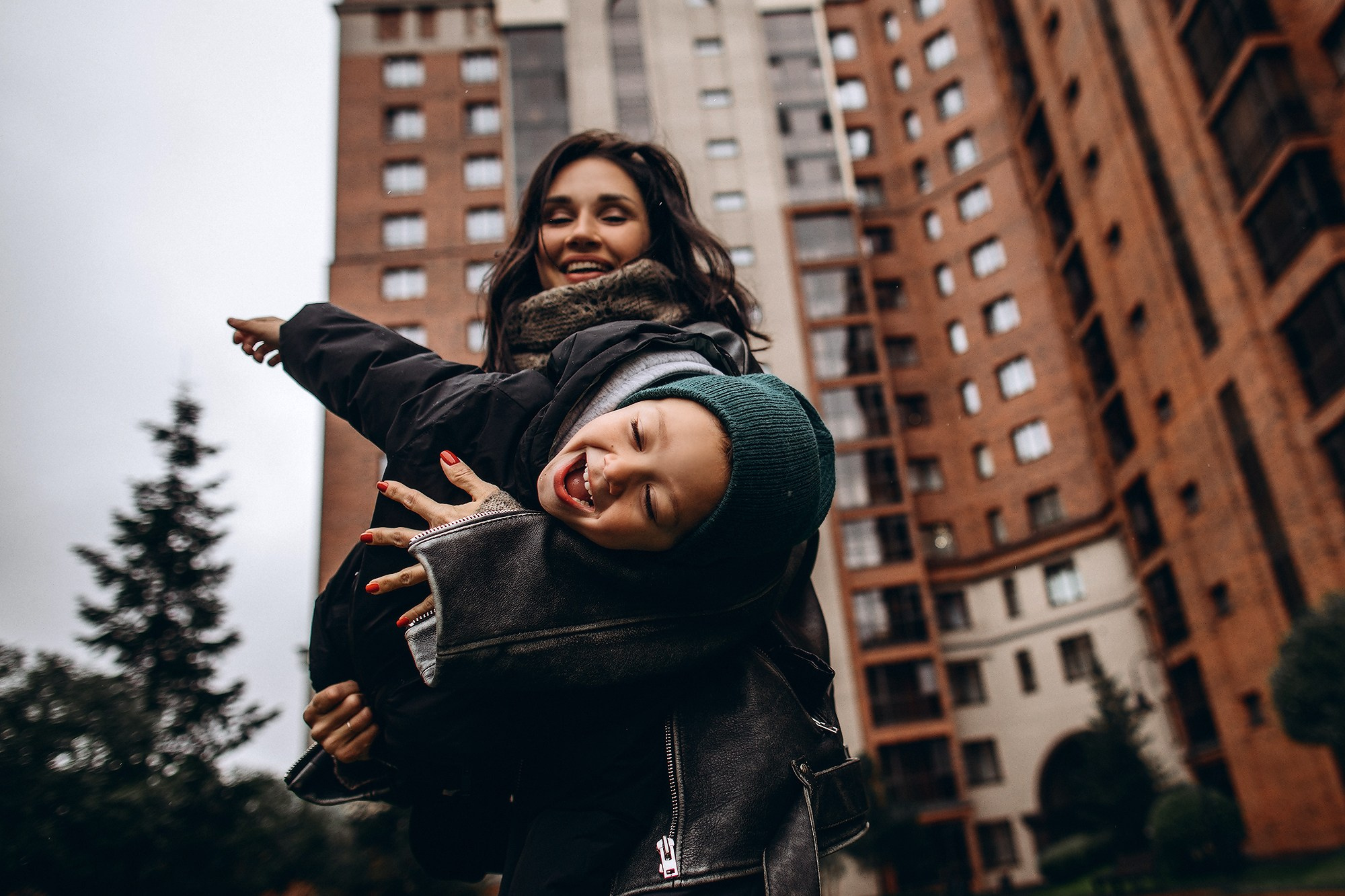 Детская стрит фотография. На фоне многоэтажек 