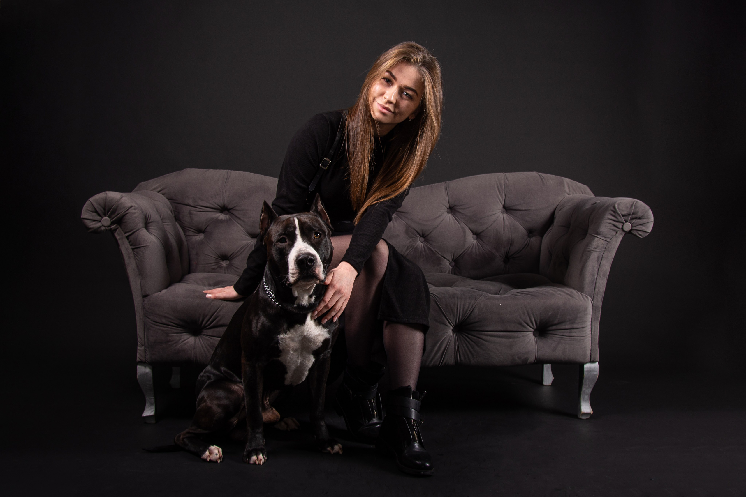 Фотограф в студии с собакой. Фотограф Макс Огурцов в Нижнем Новгороде