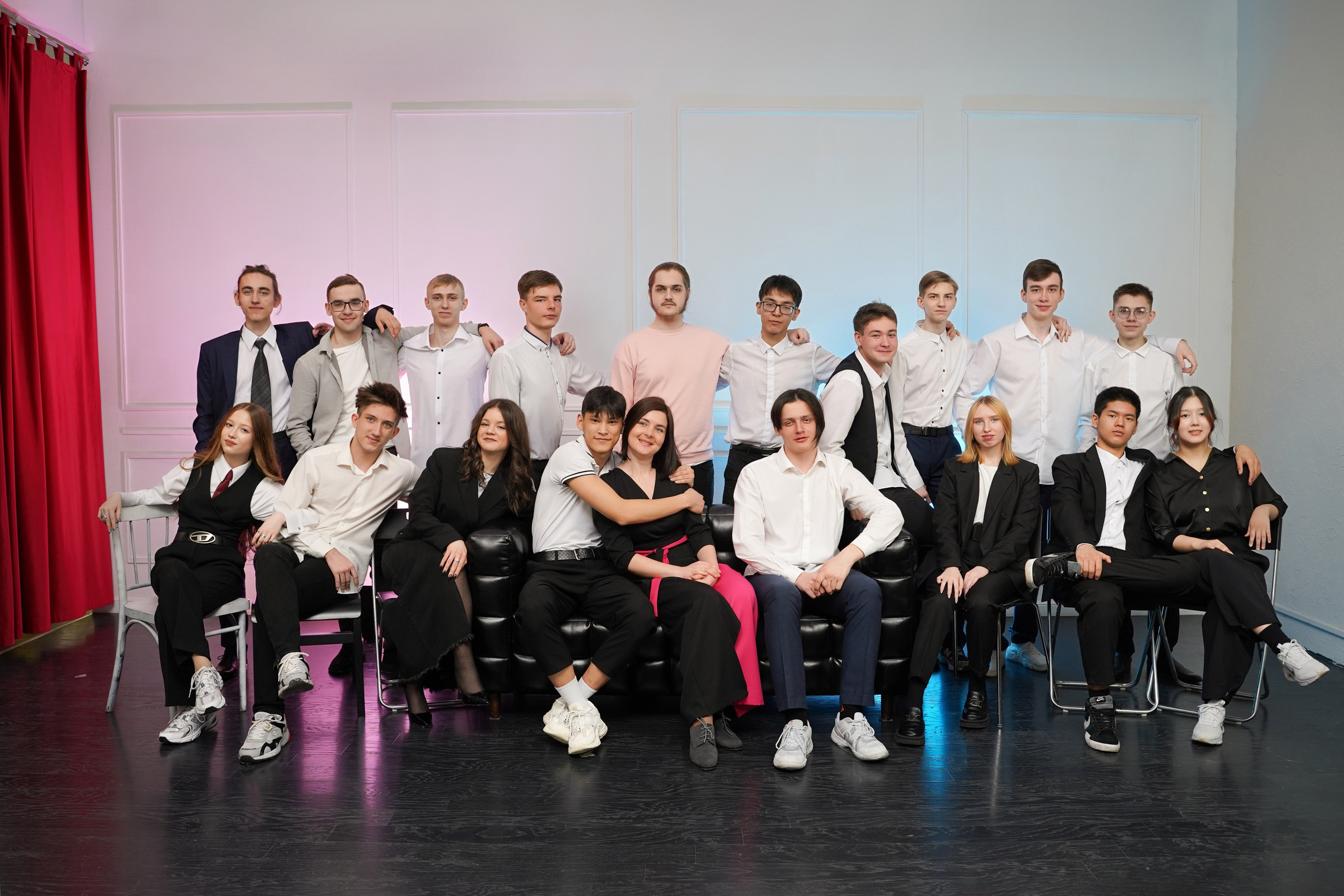 Выпускные альбомы для старшеклассников в Красноярске от AlbomKras 🎓✨. AlbomKras -выпускные альбомы Красноярска с авторским дизайном и качественной фотосъемкой! ⭐⭐⭐⭐⭐ 5.0