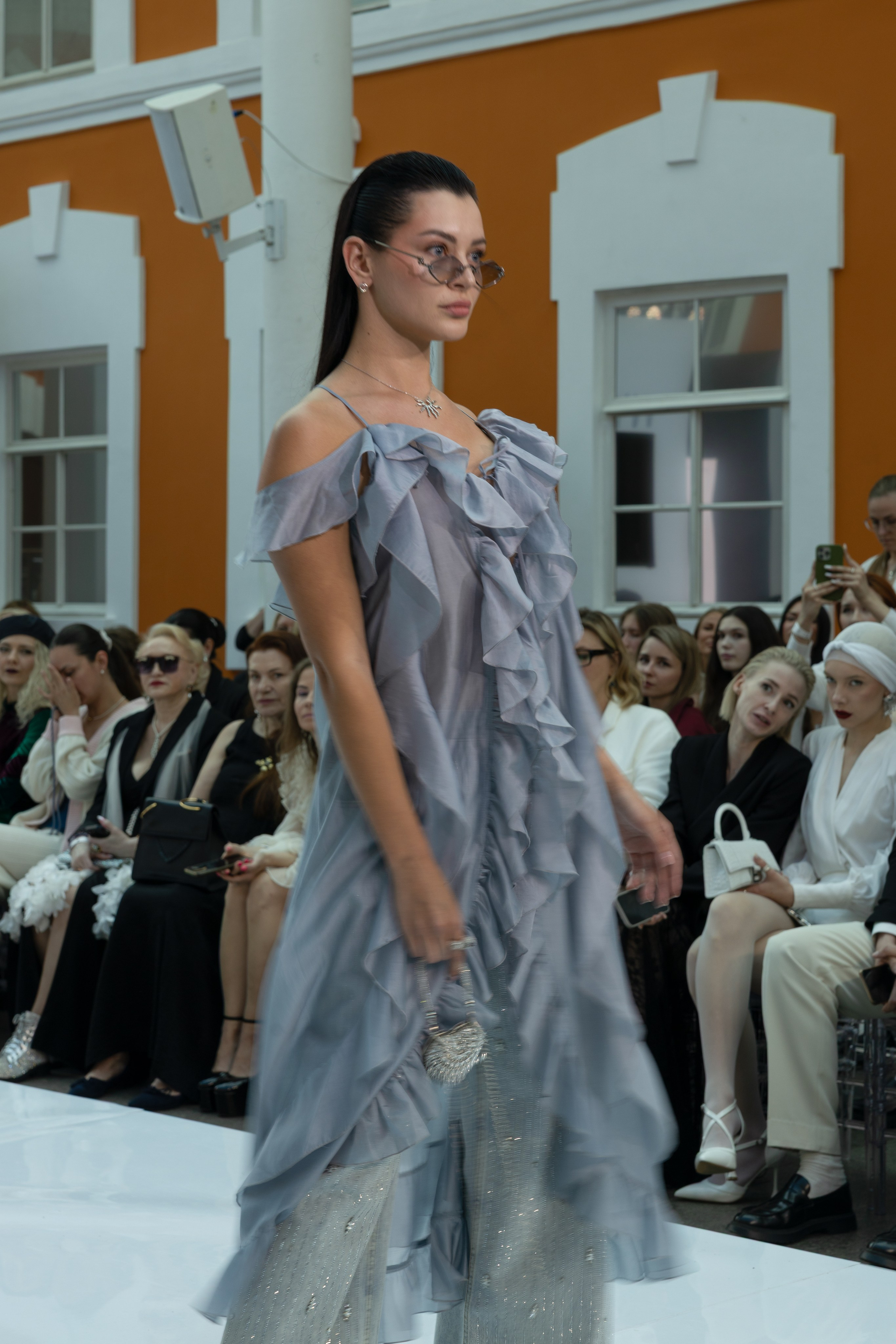 <img src="image.jpg" alt="репортаж с модного показа в Санкт-Петербурге">