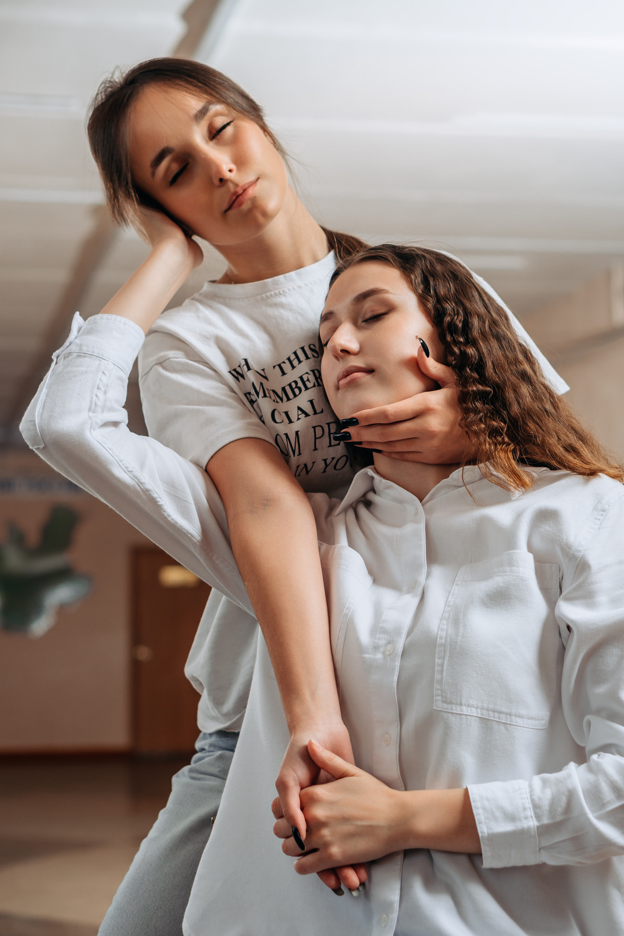 Заказать выпускные альбомы в городе Хабаровск, достаточно просто. Не важно, 9-ый или 11-ый класс,мы выполняем все виды школьных фотосессиий, для выпускников Хабаровских школ.Мелбук - это больше, чем школьные воспоминания. Наши книги - это стильный продукт который хочется показывать людям.Школьный фотоальбом - это не менее важно, чем выпускная лента.Работаем по всему Хабаровскому краю и дальнему востоку.