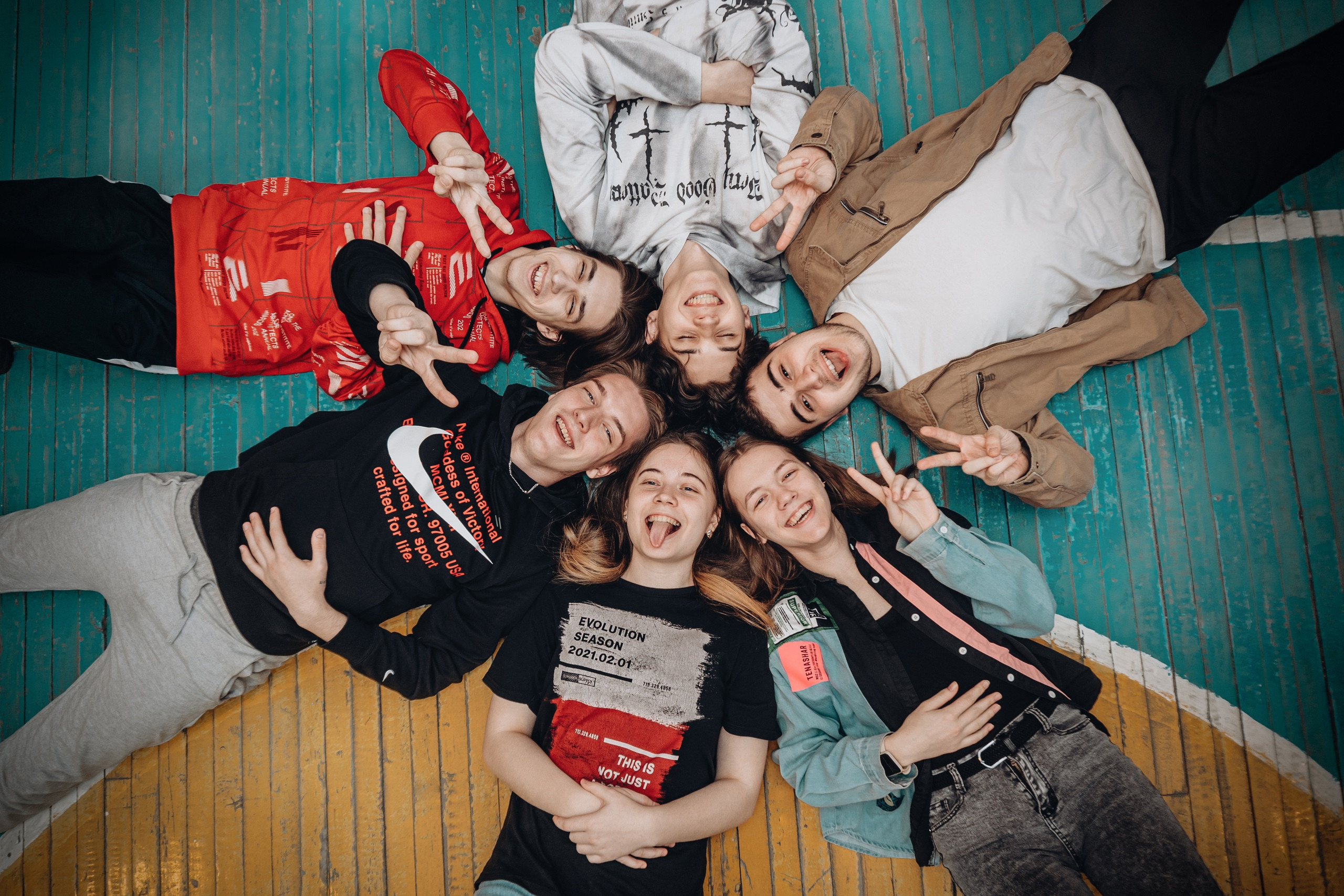 Групповая фотография в спортивном зале. Выпускной альбом Хабаровск - команда школьных фотографов Мелбук.