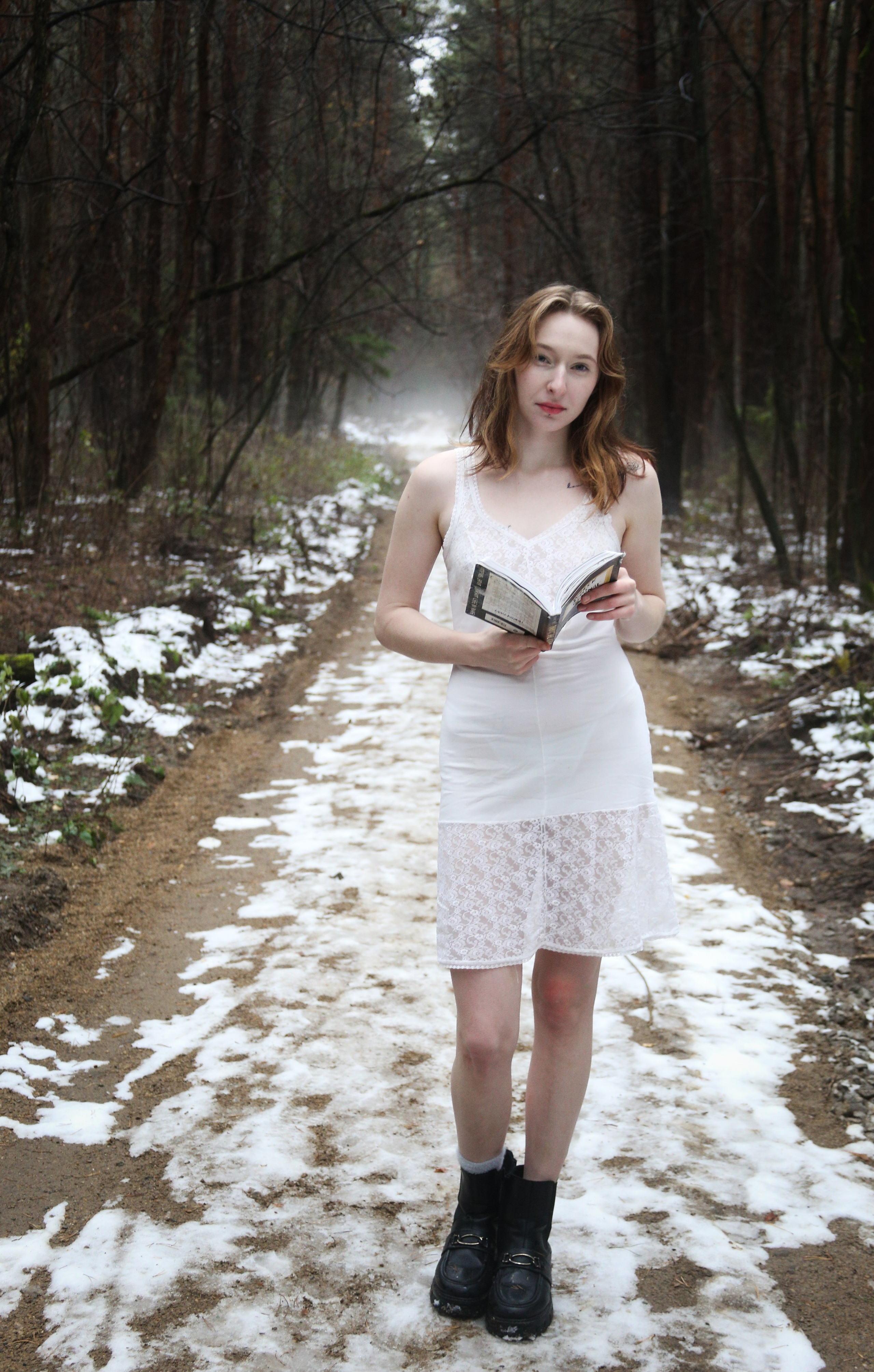 Полина на снегу босиком. Фотограф Пермь. Фотосессия в фотостудии Перми и на свежем воздухе