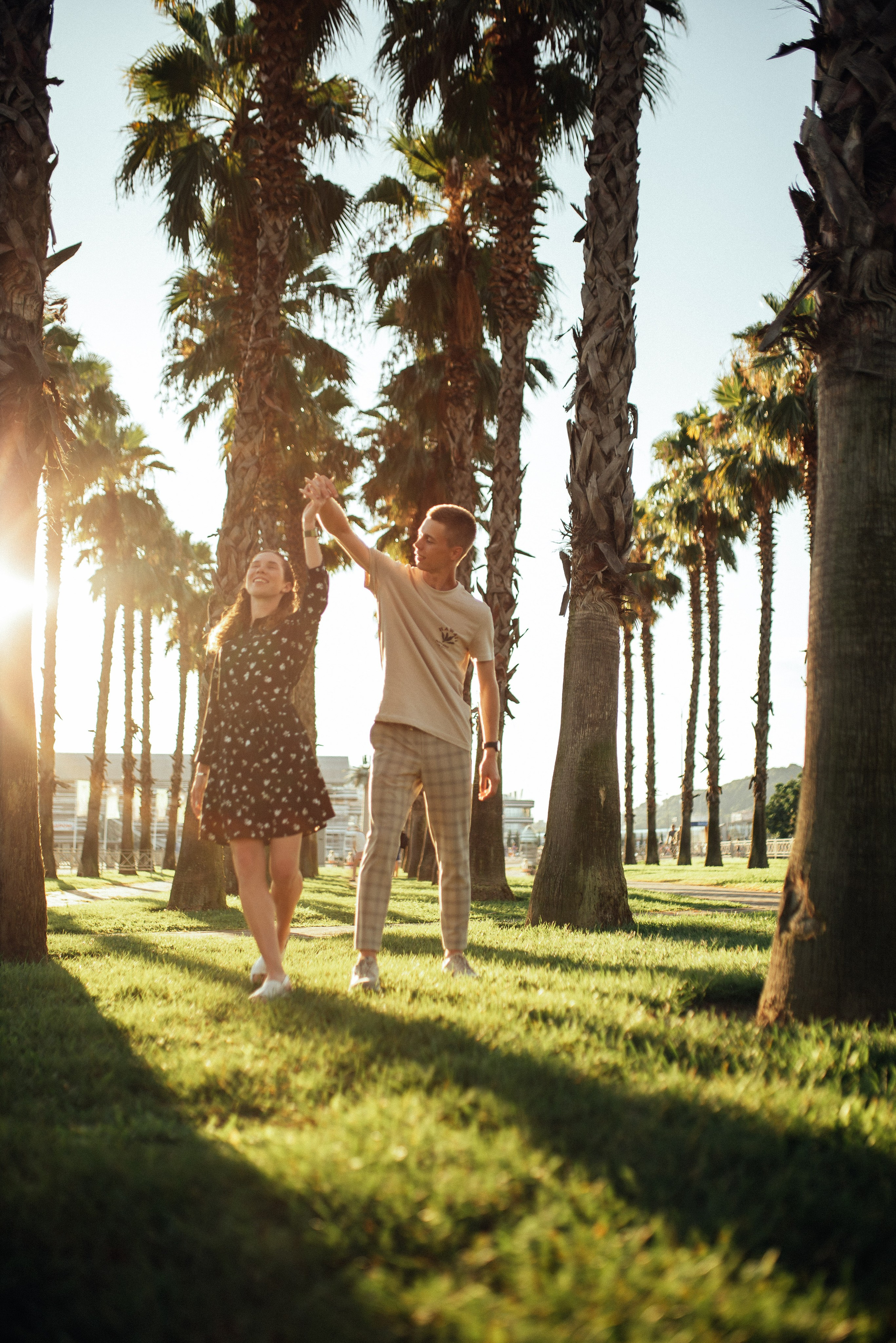 Фотосессия lovstory лавстори в Сириусе на аллее пальм. Фотограф в Сочи — Маргарита Поганова