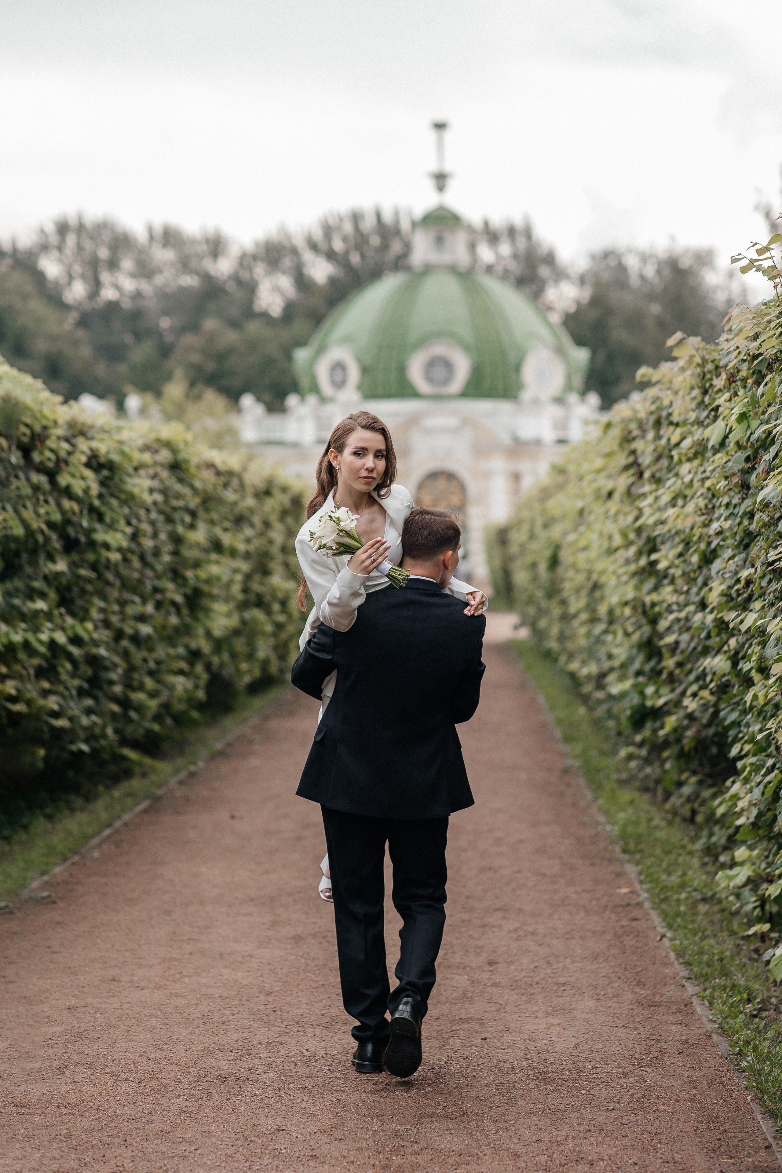 Свадебная фотосессия в усадьбе Кусково. Свадебный фотограф в Москве Дарья Олендарёва