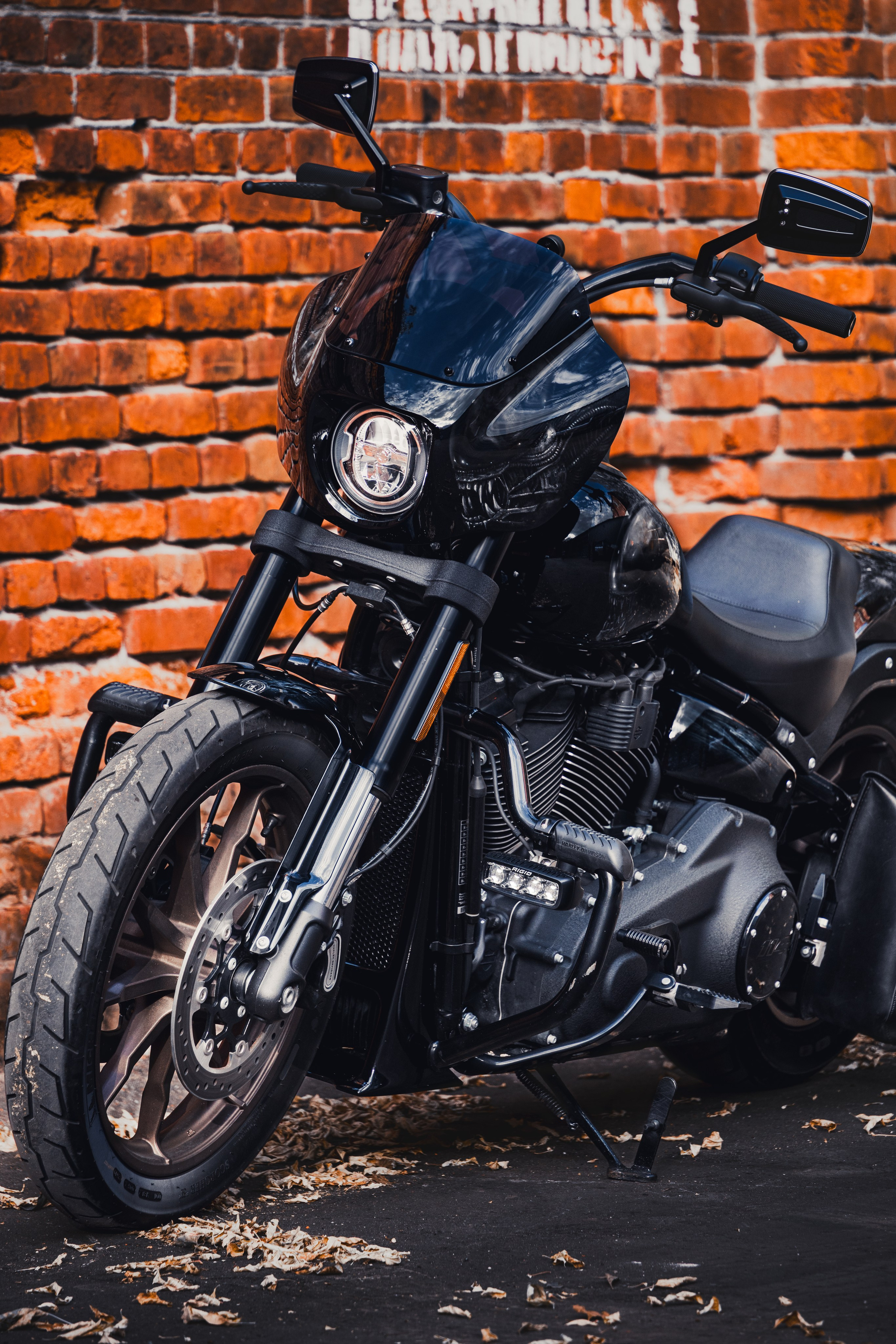 Кастомный Harley-Davidson с тематическим рисунком «Alien» и металлическим блеском корпуса