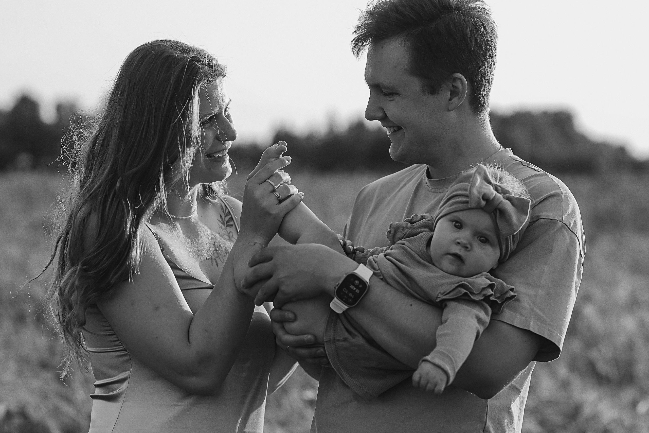 Закатное поле семейная. Семейный фотограф Тюмень, фотограф на роды Салмина Мария