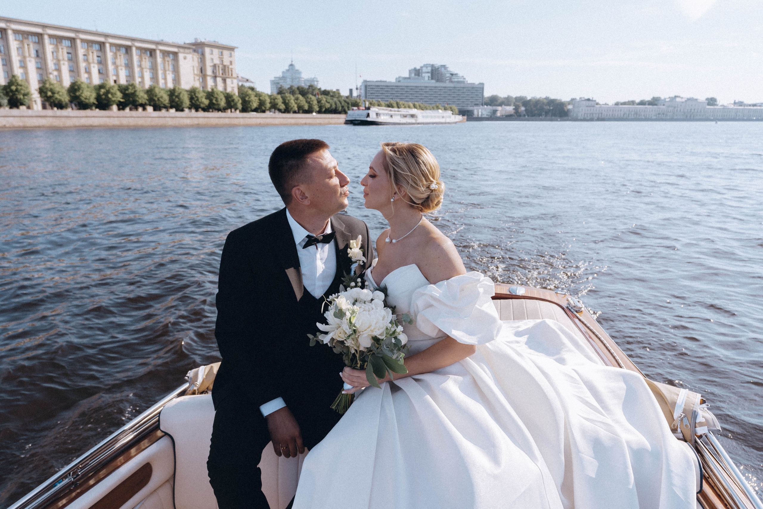 СВАДЕНБНАЯ СЬЕМКА НА КАТЕРЕ ПО КАНАЛАМ САНКТ-ПЕТЕРБУРГА И В АКВАТОРИИ НЕВЫ. Профессиональный фотограф, Санкт-Петербург — Виктория Богомолова