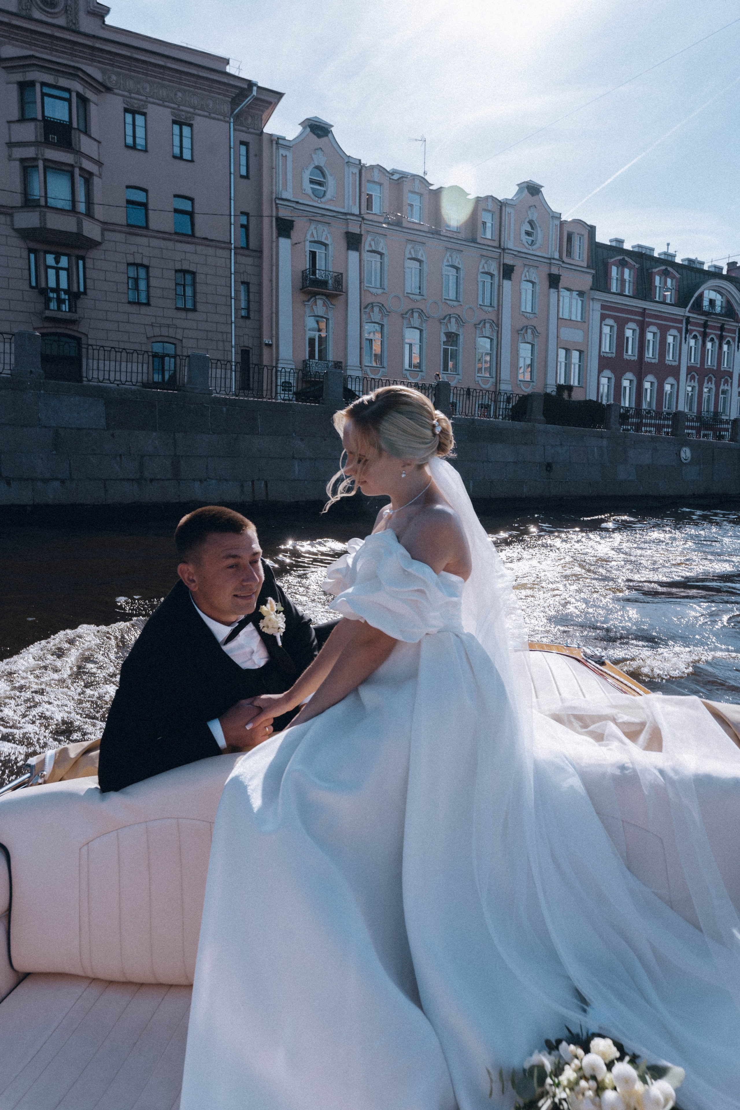 СВАДЕНБНАЯ СЬЕМКА НА КАТЕРЕ ПО КАНАЛАМ САНКТ-ПЕТЕРБУРГА И В АКВАТОРИИ НЕВЫ. Профессиональный фотограф, Санкт-Петербург — Виктория Богомолова