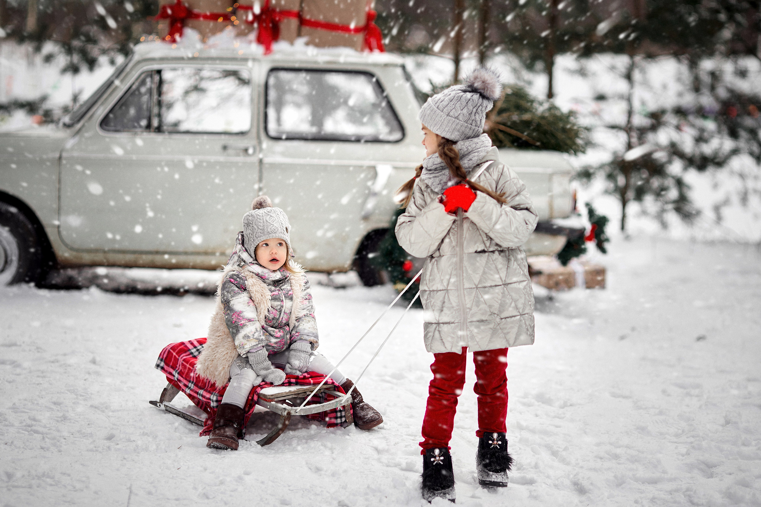 Семья с машиной. Свадебный и семейный фотограф Игорь Елагин