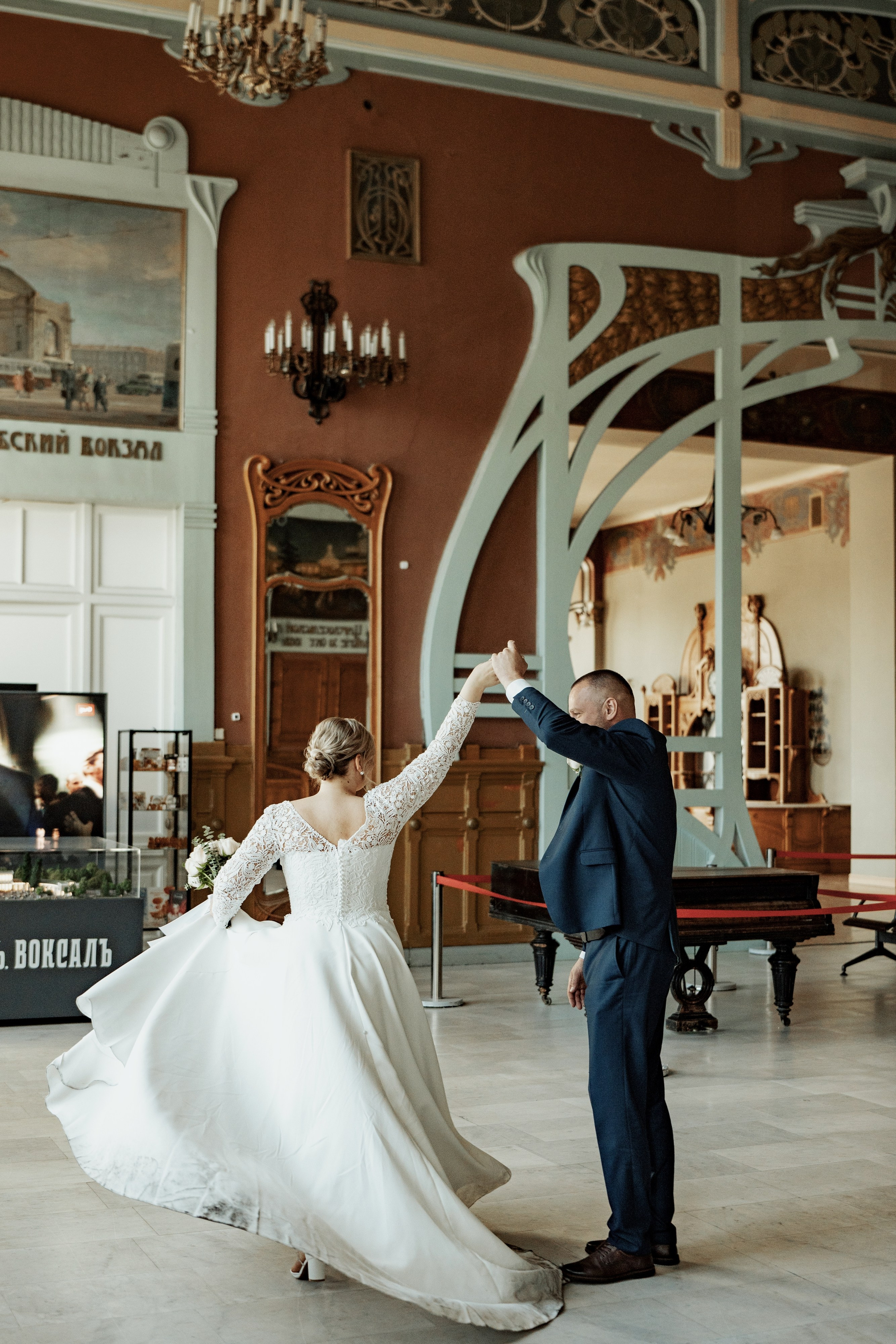 Свадебная фотография на Витебском вокзале в Санкт-Петербурге Жених и невеста танцуют в зале ожидания