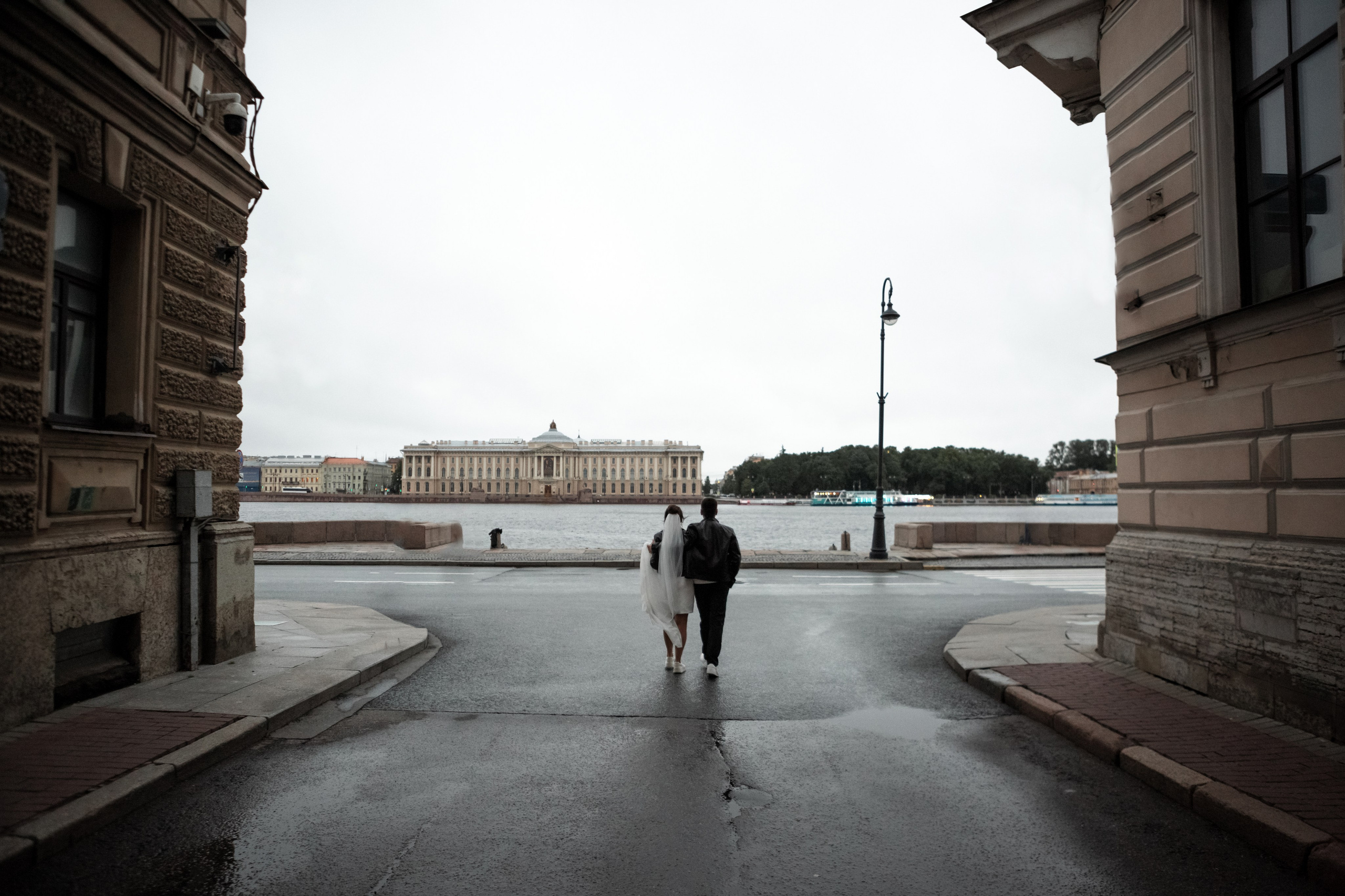 Свадебная фотопрогулка в ночном Петербурге