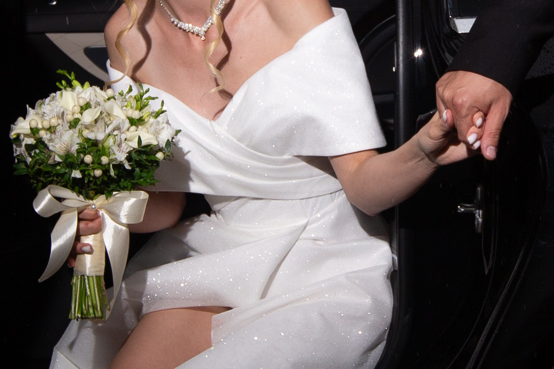 недорогая фотосьемка в Москве где жених держит за руку невесту с красивым освещением