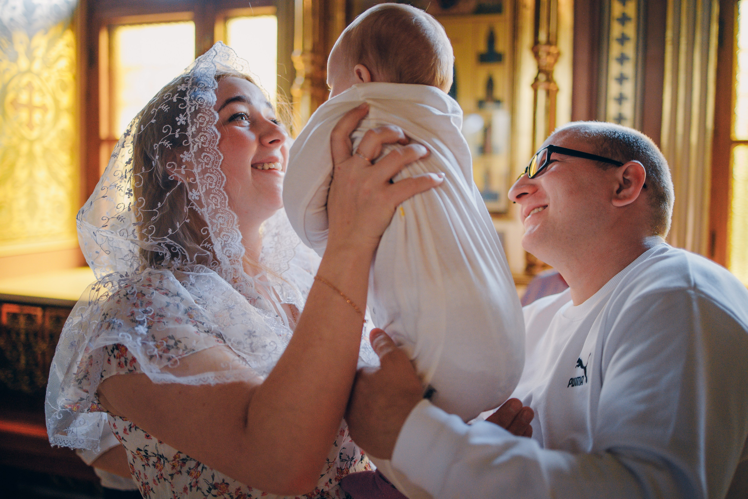 Зимняя съемка ребенка в церкви. Выпускные альбомы в Серпухове