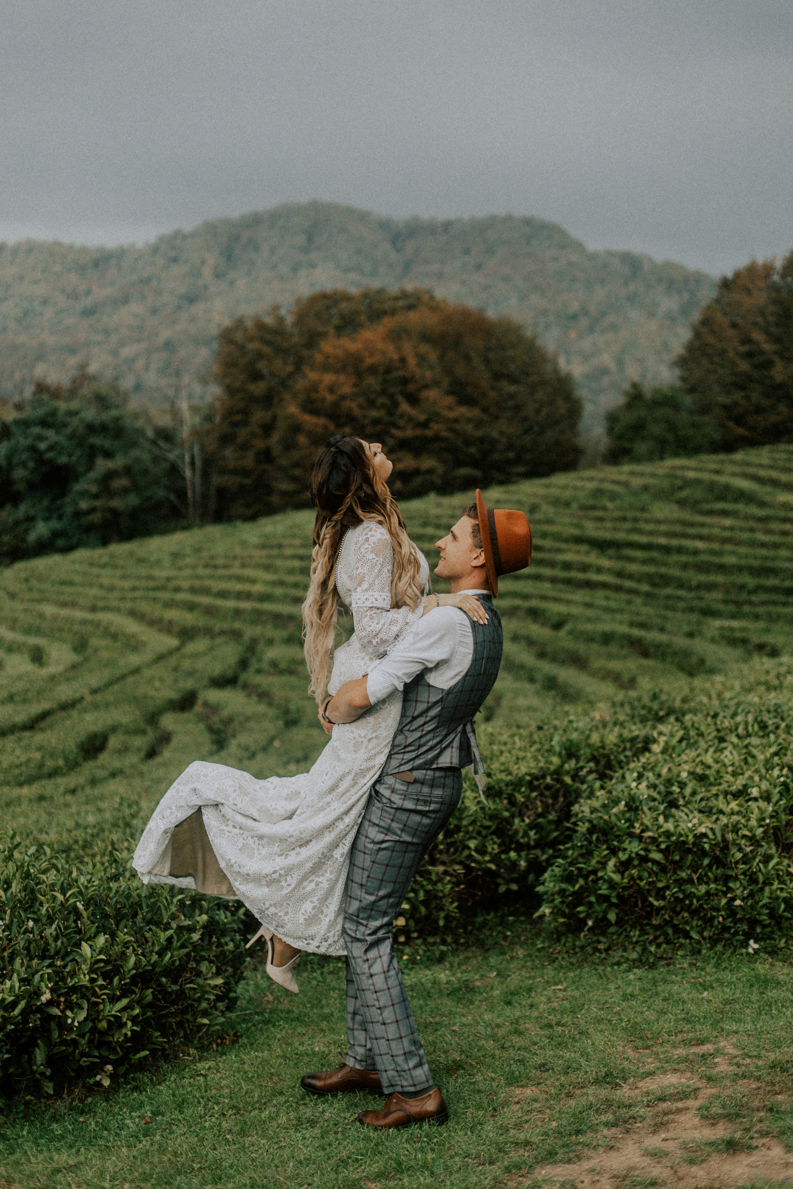 Дима и Аня. Чайная плантация. ФОТОГРАФ Екатеринбург Москва Анастасия Замесина