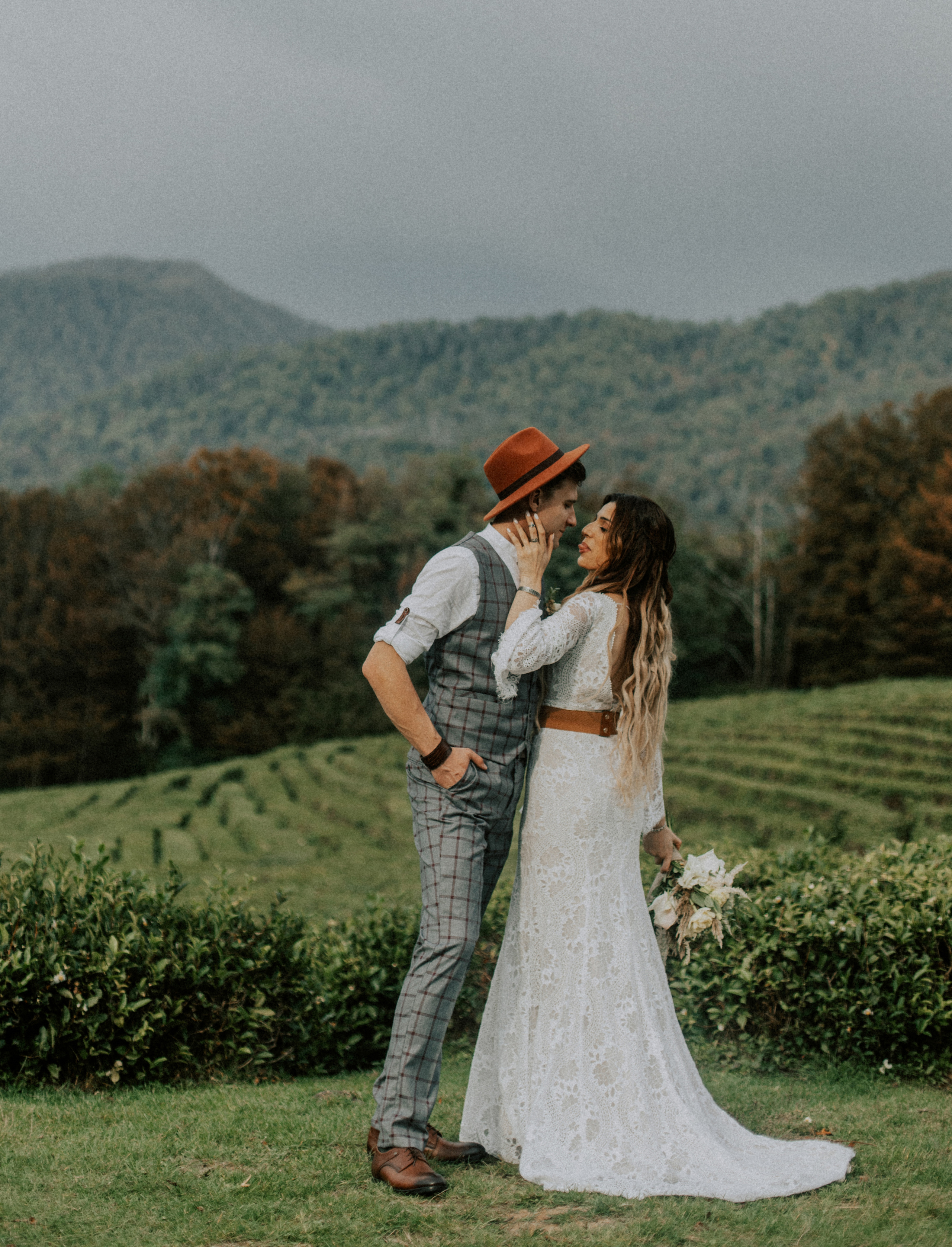 Дима и Аня. Чайная плантация. ФОТОГРАФ Екатеринбург Москва Анастасия Замесина