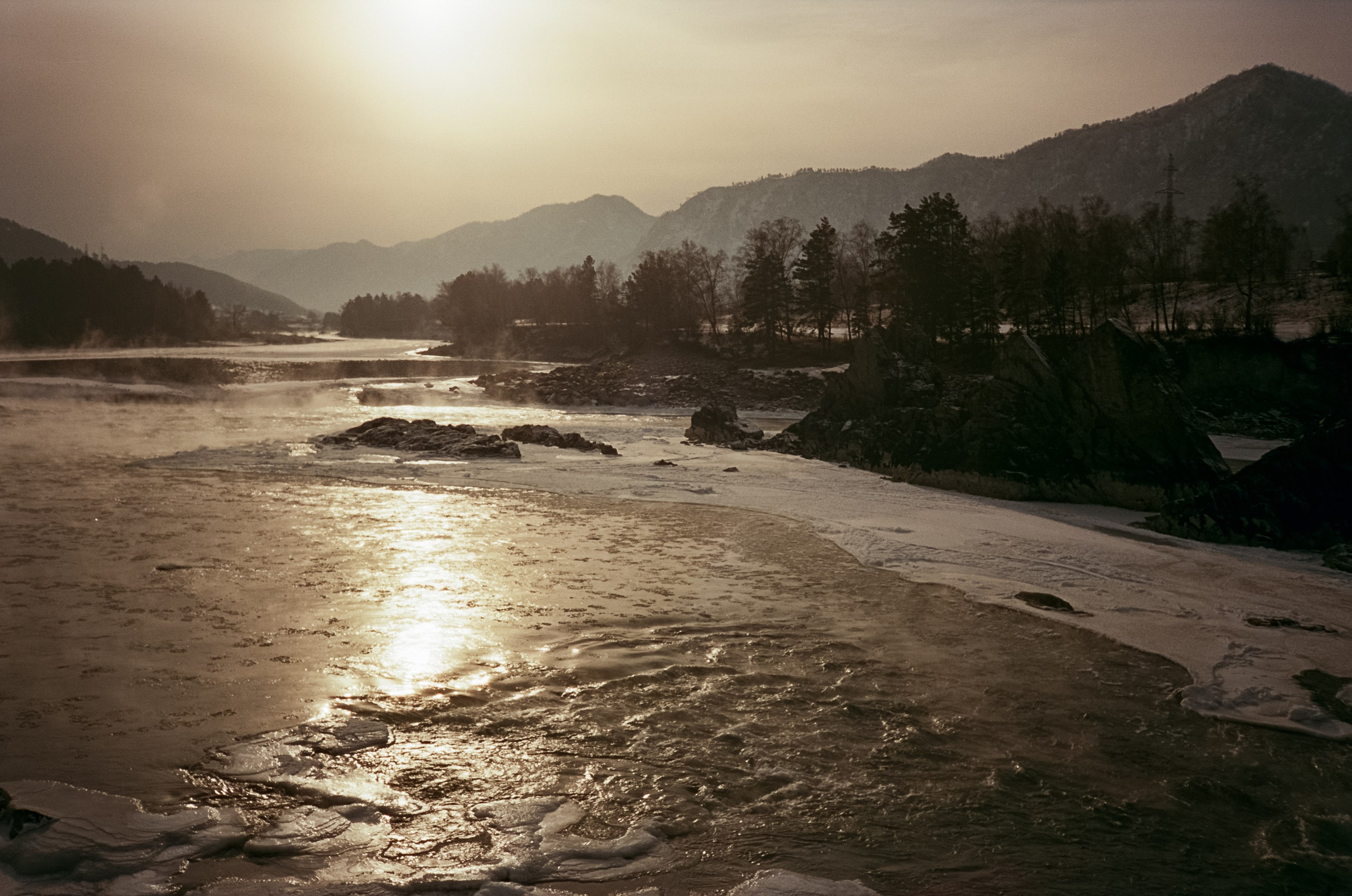 Утро на скалах Зубы Дракона. Чемал: поля и горы на закате. Фотограф-документалист Мария Осокина