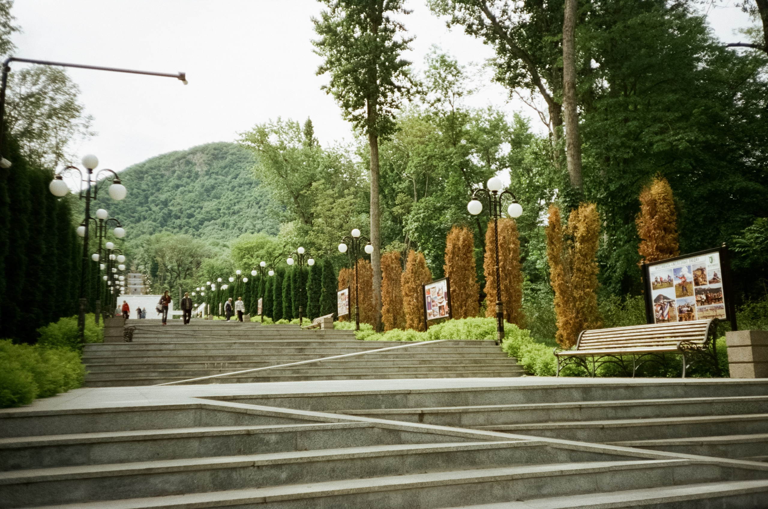 Курортное озеро и бювет-книга. Железноводск. Фотограф-документалист Мария Осокина