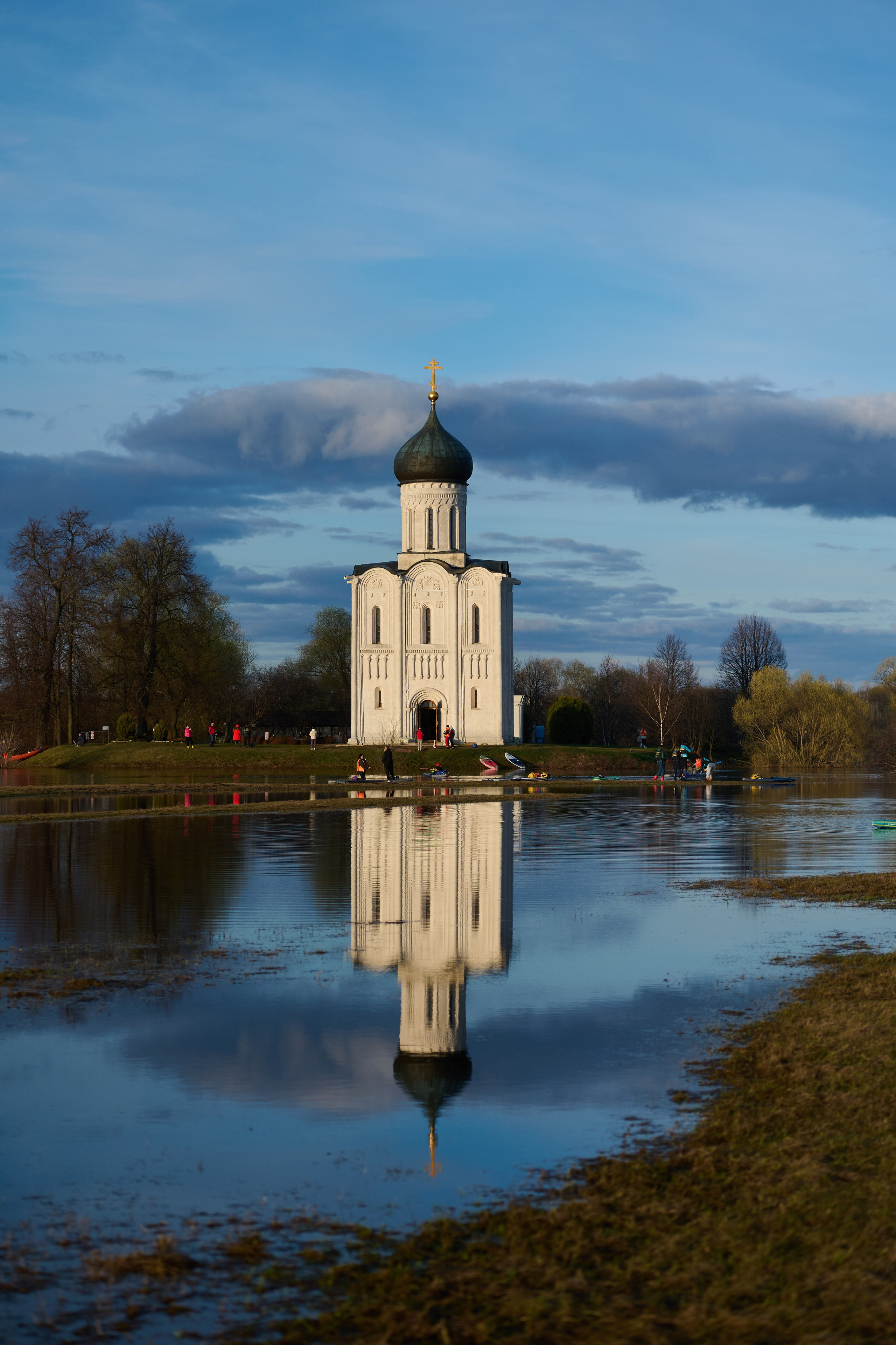 Владимир Покрова на Нерли, апрель. Главная