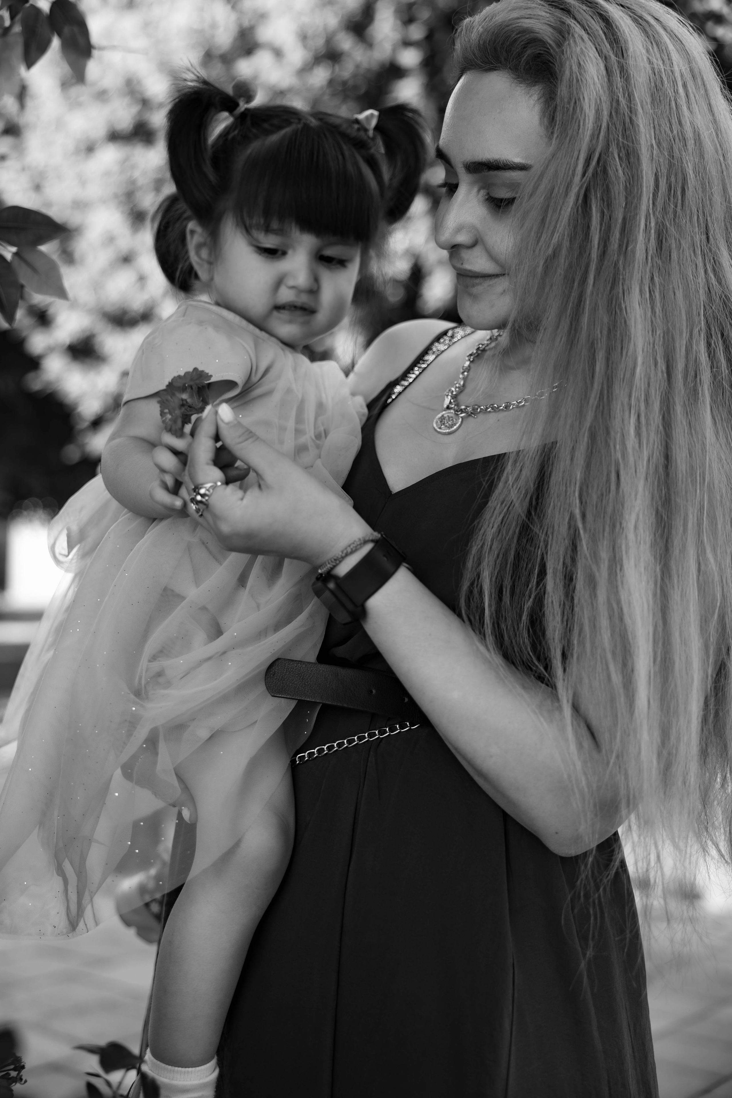 Прогулка мамы и дочки в парке