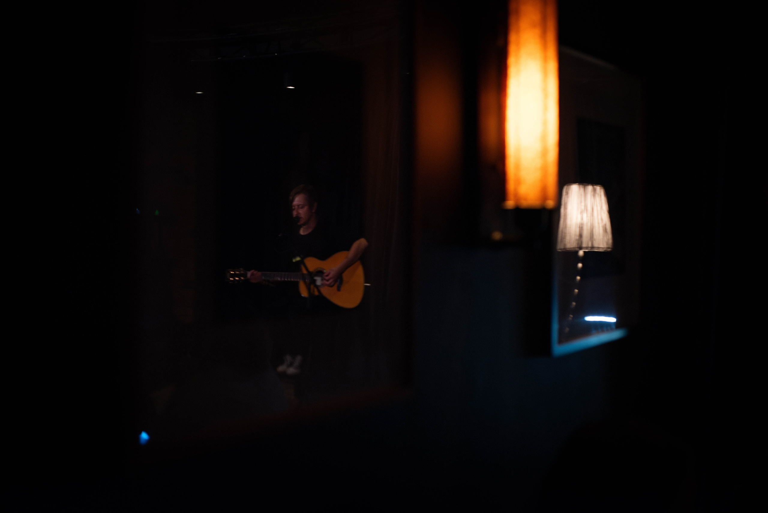 Лёва Сазонов (1 августа 2024 года, Москва, арт-кафе Пушкарёв). Фотограф Светлана Блинова, Москва и Московская область