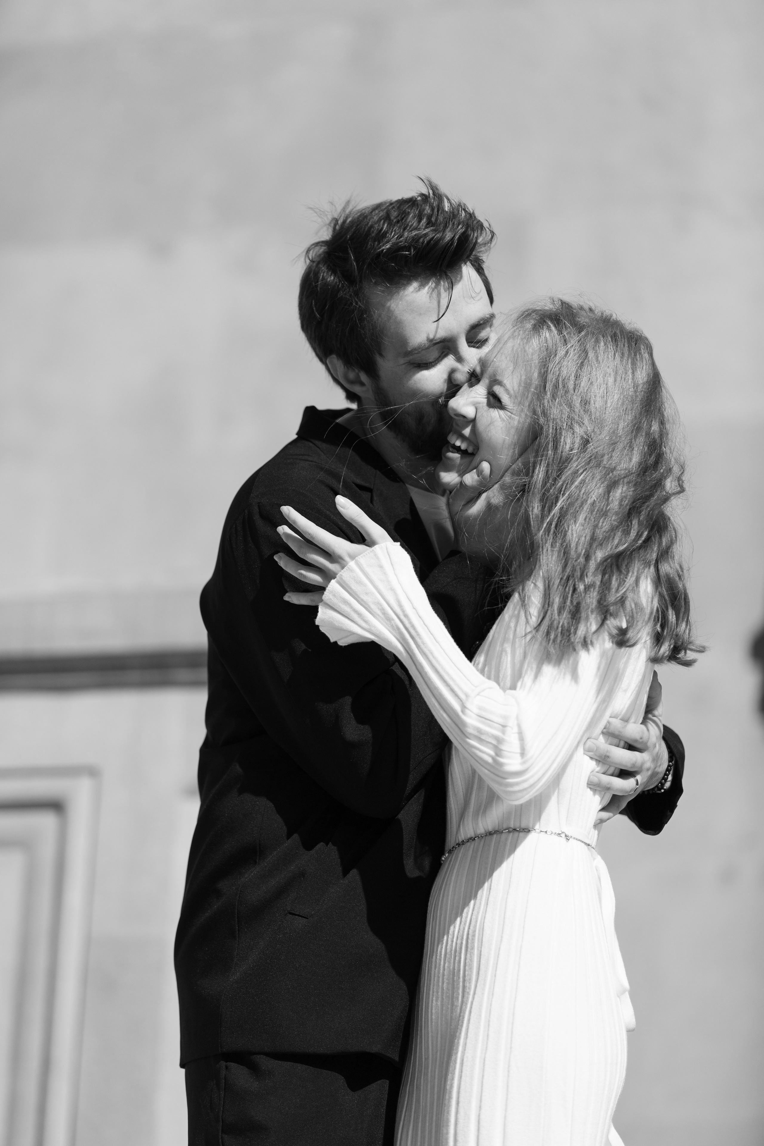 Рассвет и поцелуй. Парная съемка на крыше города.