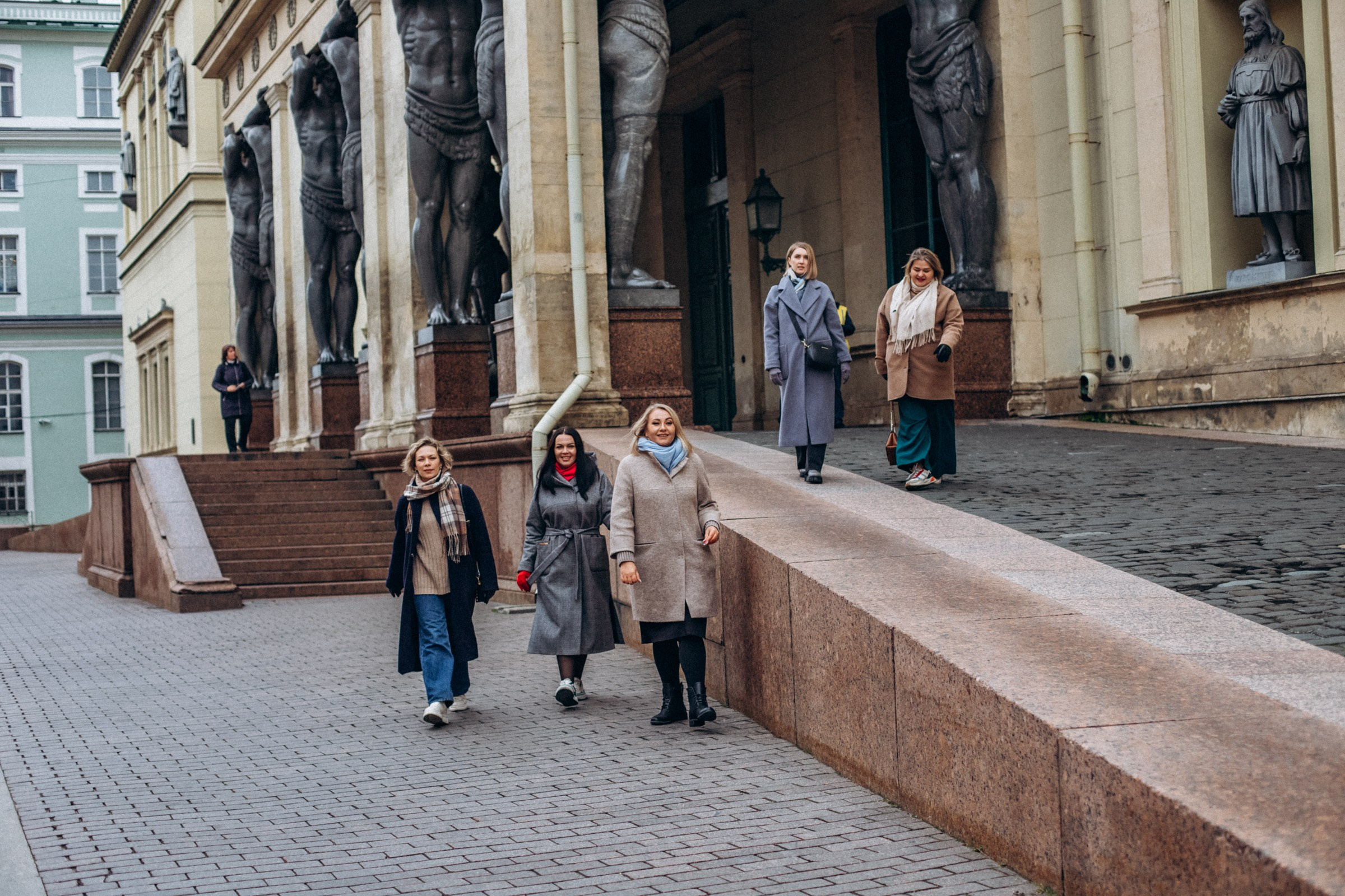 Маргарита с подругами в октябре. Фотопрогулка в Петербурге. Индивидуальный и семейный фотограф в Санкт-Петербурге