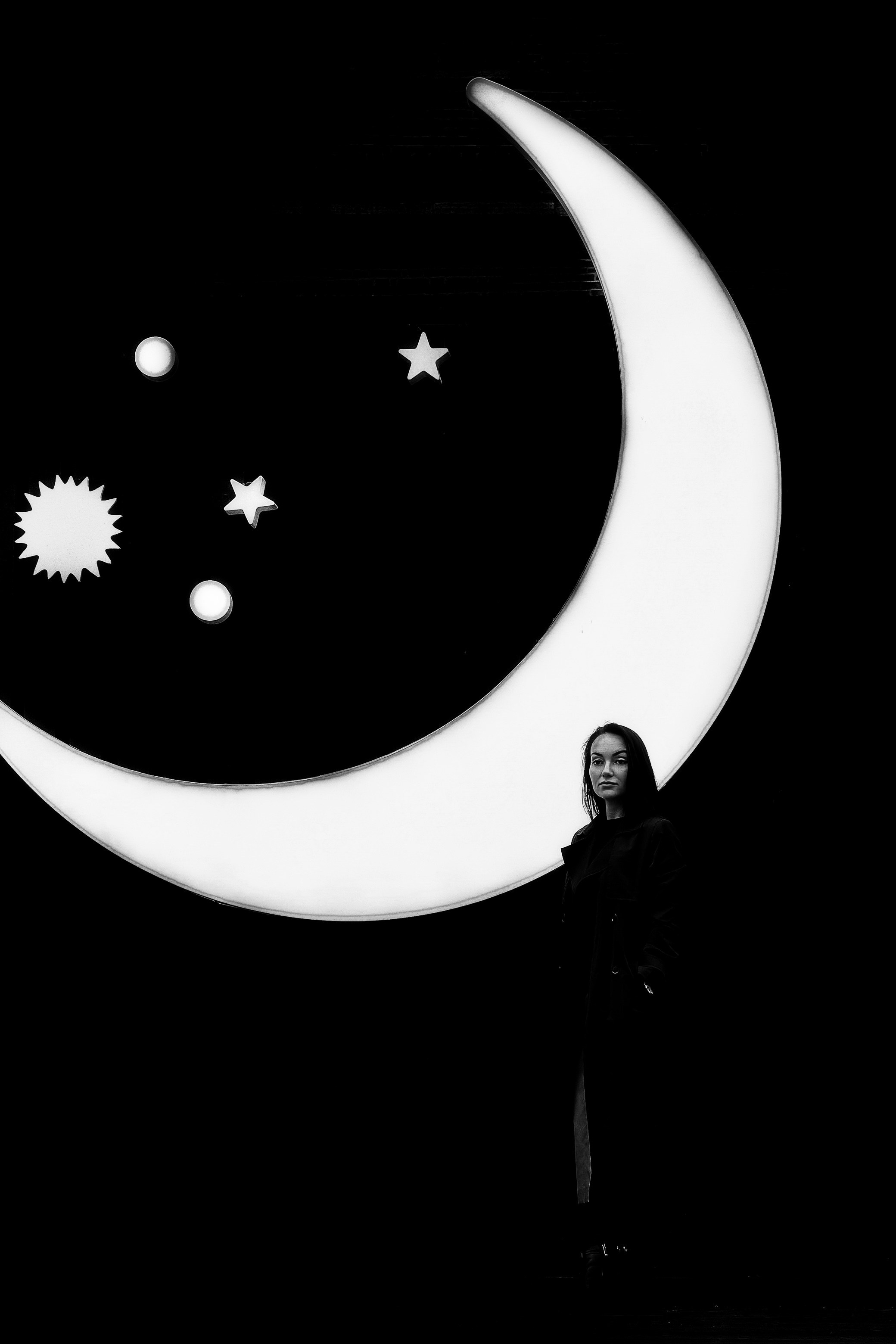 Уличная фотосесия красивая девушка ночь месяц звезды