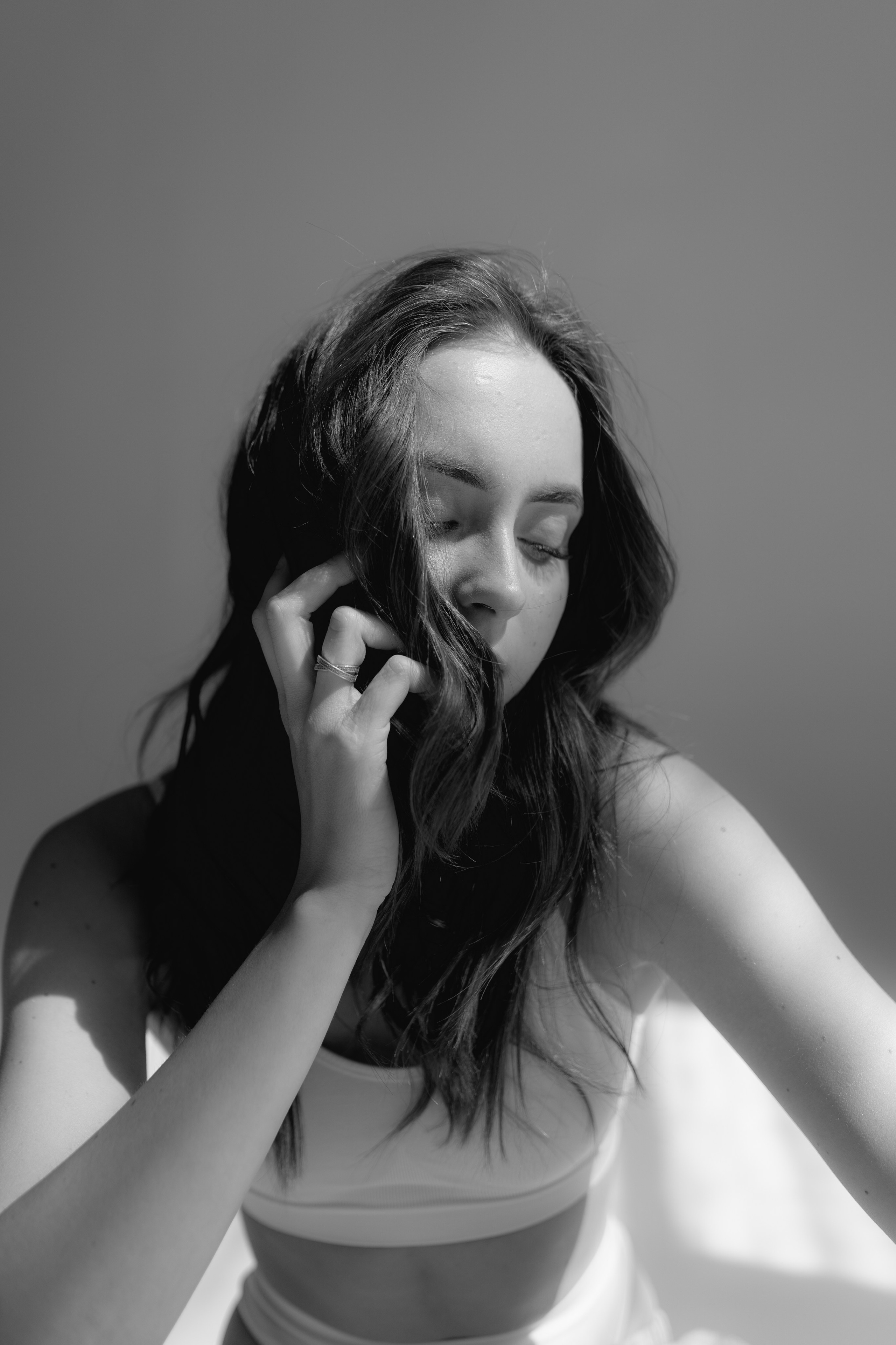 Чёрно-белый портрет девушки в студии