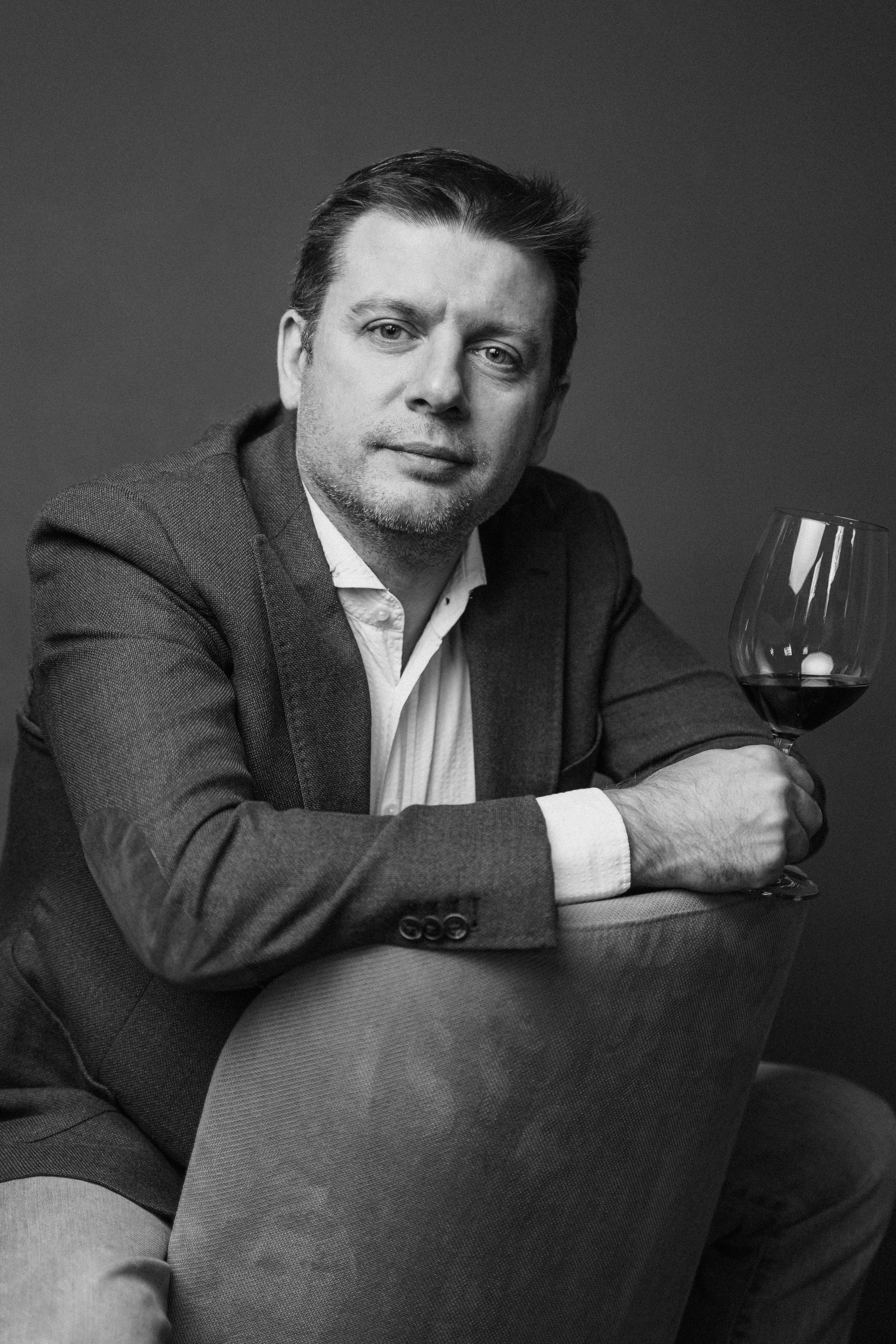 Фотосессия администратора ресторана — визуальный образ сервиса и стиля.