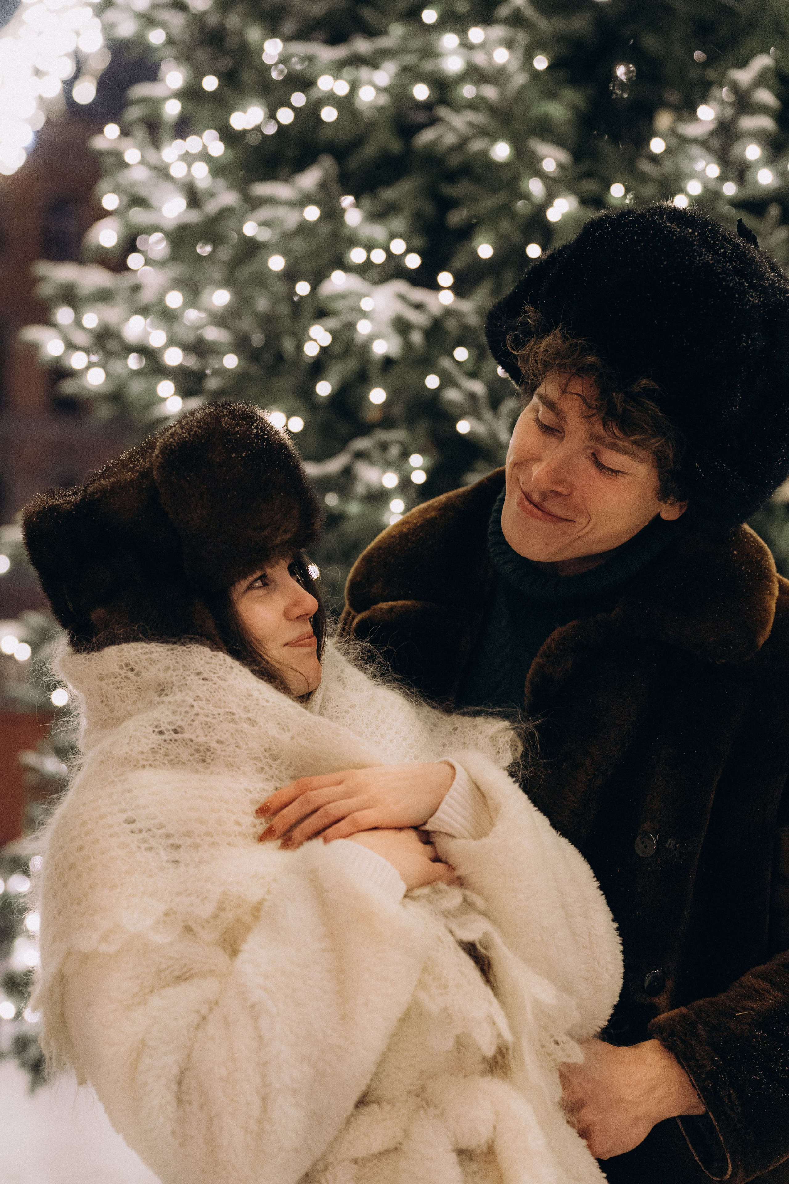 НОВОГОДНЯЯ ПРОГУЛКА ПАРЫ ПО ЧЕРНЫШЕВСКОЙ ПЕРЕД НОВЫМ ГОДОМ. Профессиональный фотограф, Санкт-Петербург — Виктория Богомолова