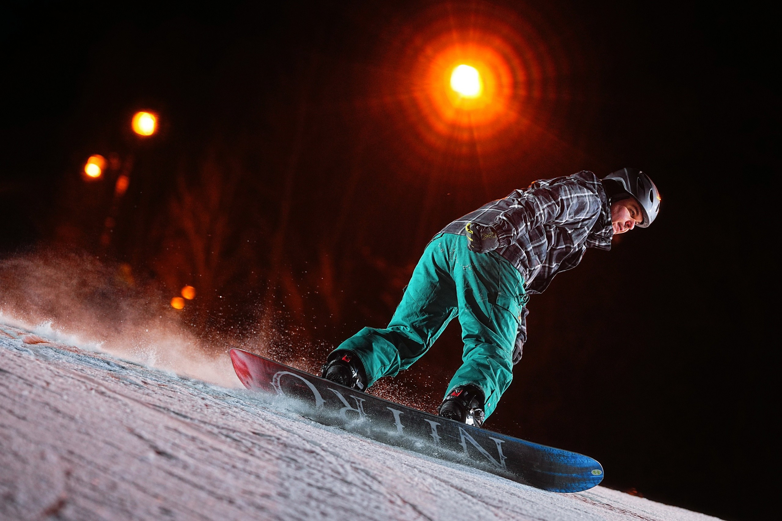 Вечерняя съёмка на склонах с использованием внешних вспышек. Фотограф Студитский Евгений