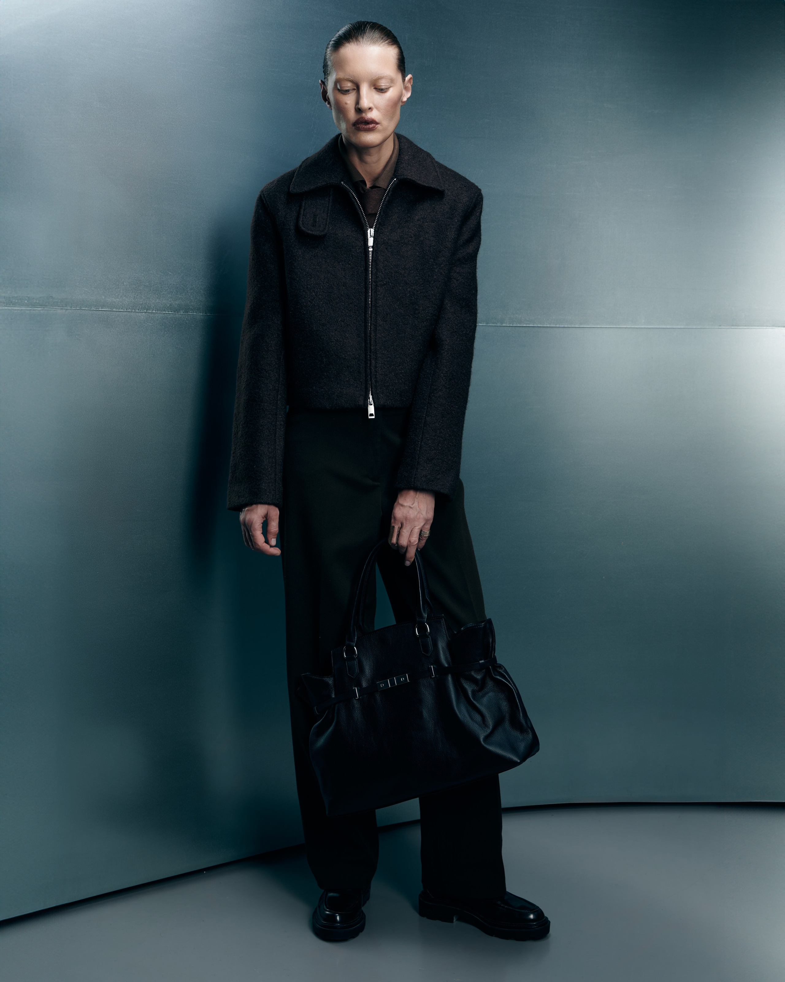 Снимаю одежду и аксессуары для молодых брендов и дизайнеров. Студийные лукбуки, каталожные съёмки, фоны, свет и атмосфера — всё под концепцию проекта. Помогаю выстроить грамотный сетап, понимаю стилистику и задачу. Также работаю гафером — знаю, как выжать максимум из света.