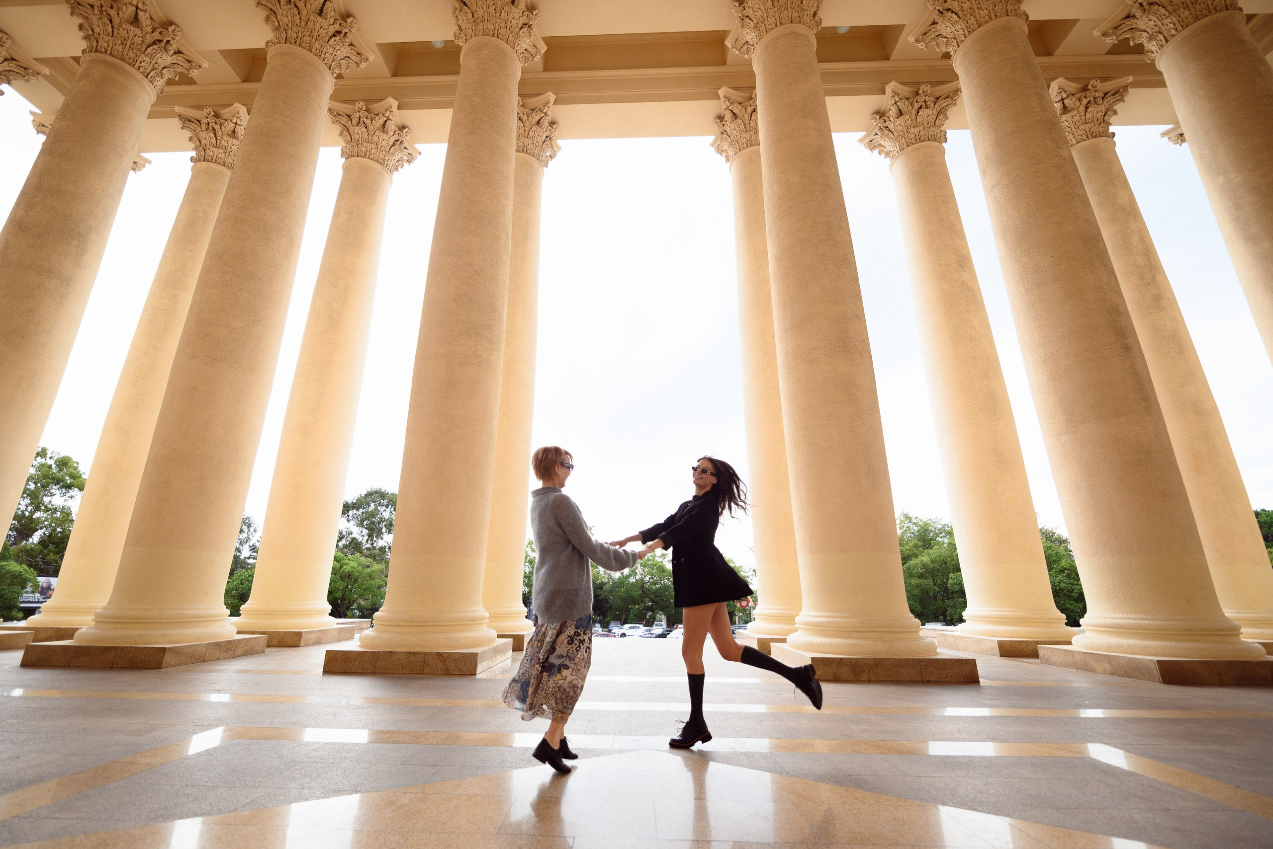 Семейные фотосессии в Сочи на фоне зимнего театра, запечатленные фотографом Сочи