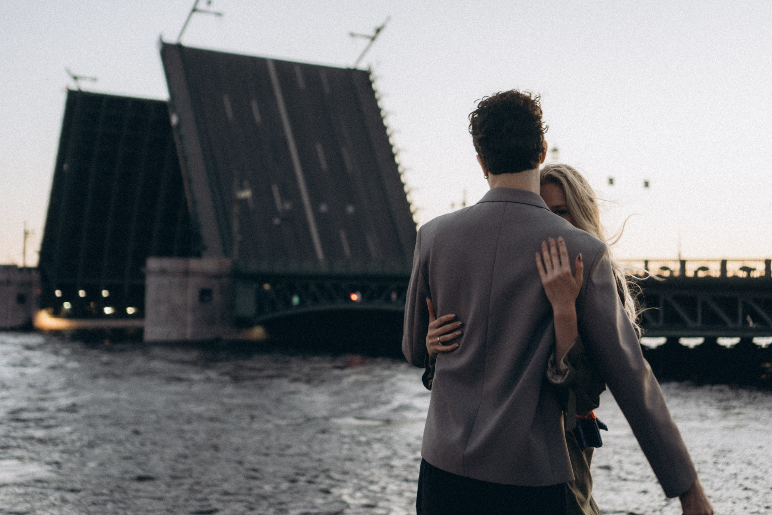 СВАДЕБНАЯ СЬЕМКА ПАРЫ НА РАССВЕТЕ В БЕЛЫЕ НОЧИ И ПРОГУЛКА С РАЗВОДНЫМИ МОСТАМИ И ПИКНИК ВОЗЛЕ ИСАКИЕВСКОГО СОБОРА. Профессиональный фотограф, Санкт-Петербург — Виктория Богомолова